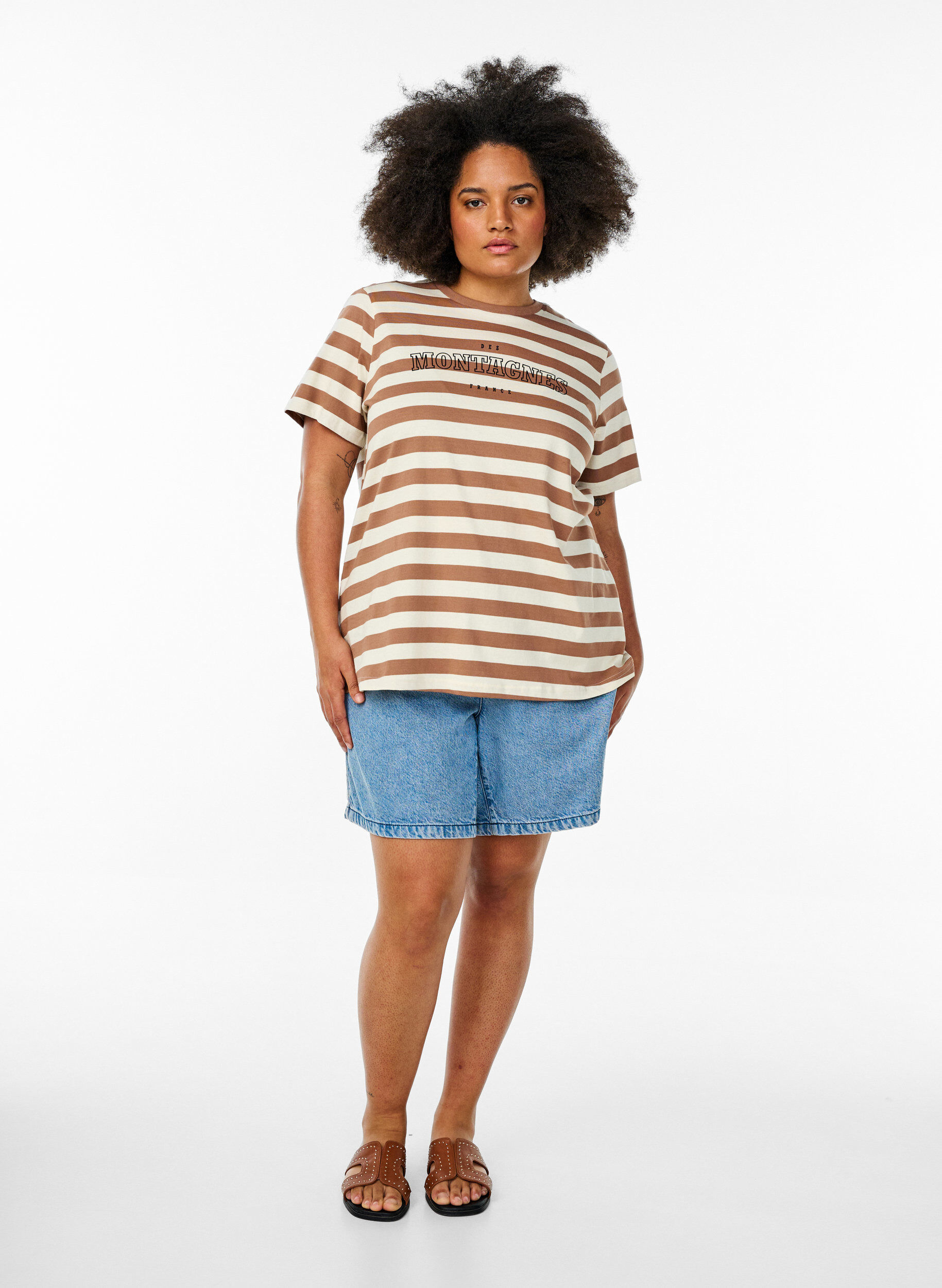 Zizzi T-shirt i &oslash;kologisk bomuld med striber og tekst, Brun, Model image number 1