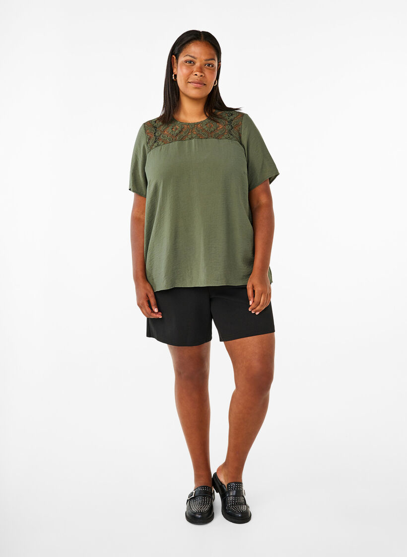 Kortærmet viskosebluse med blondedetalje, Thyme, Model image number 2