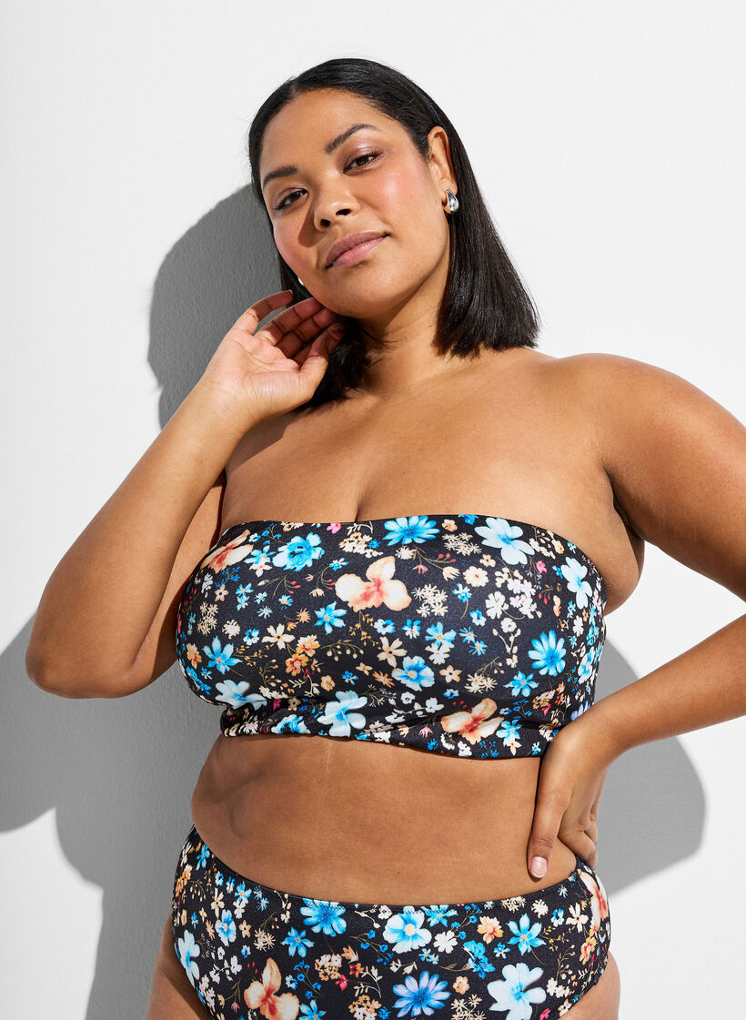 Blomstret bandeau-bikinitop, Bl&aring;, Model