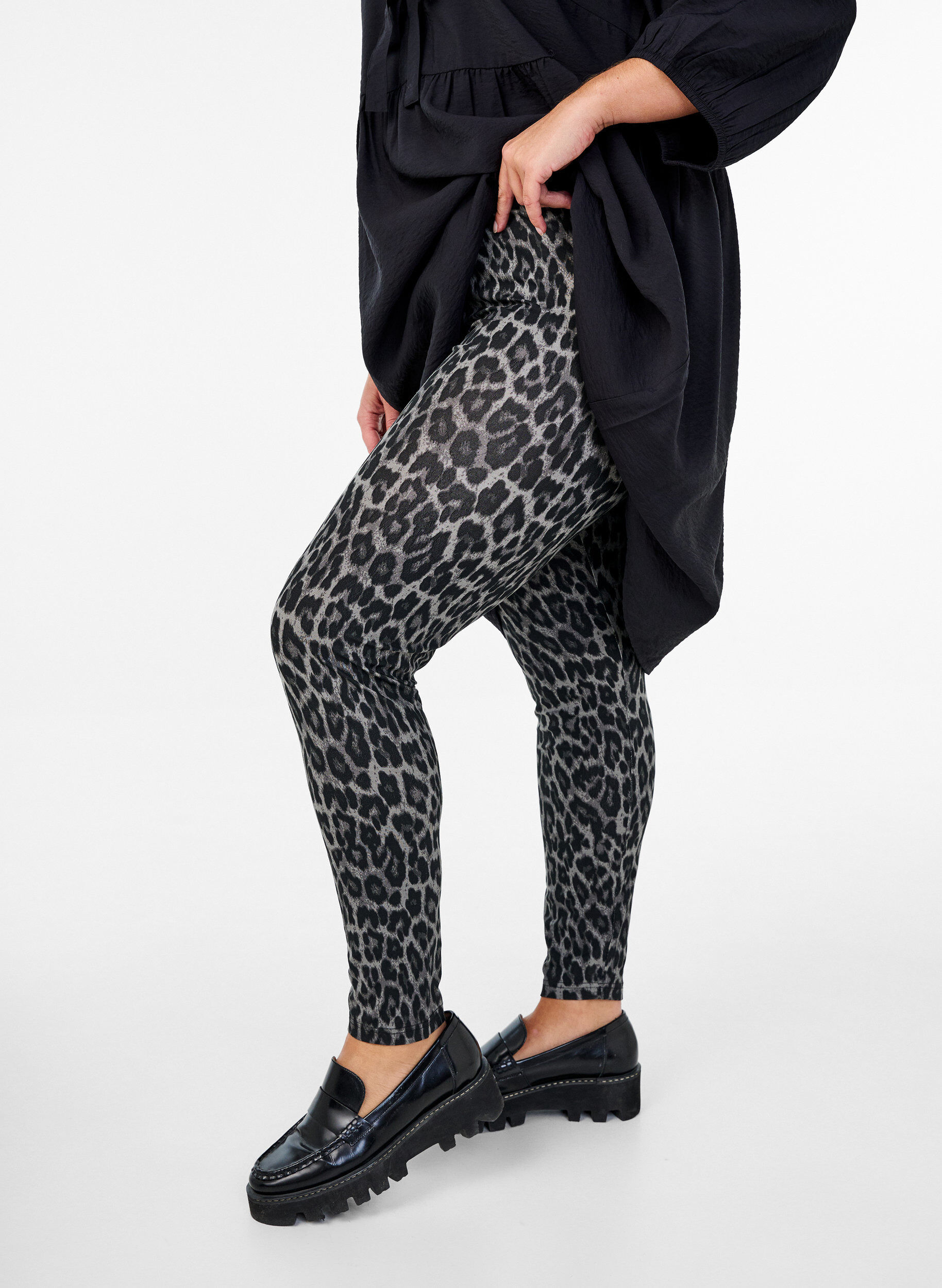 Zizzi Viskose leggings med leo print, Gr&aring;, Model image number 0