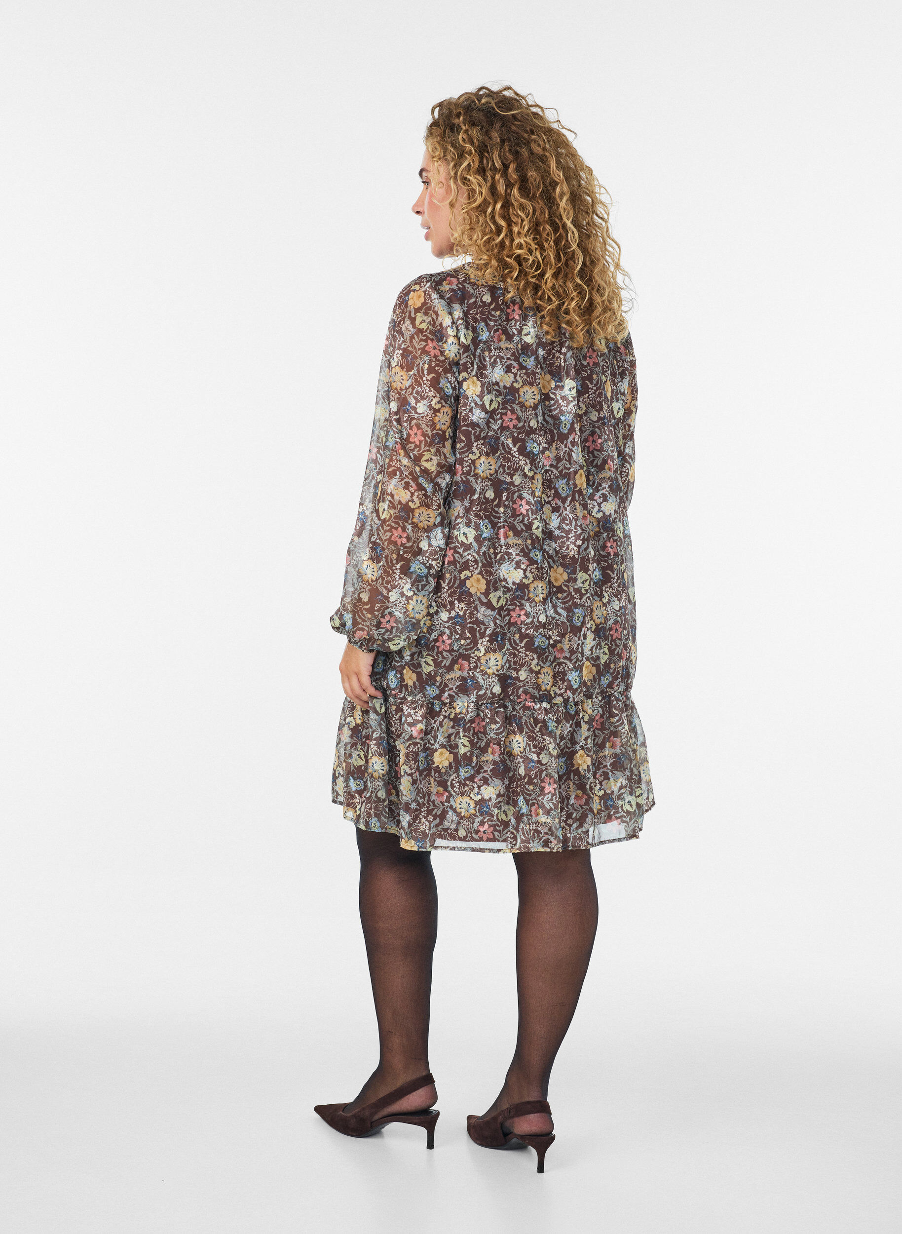 ZizziChiffonkjole med blomsterprint og fl&aelig;selag, Brun, Model image number 2
