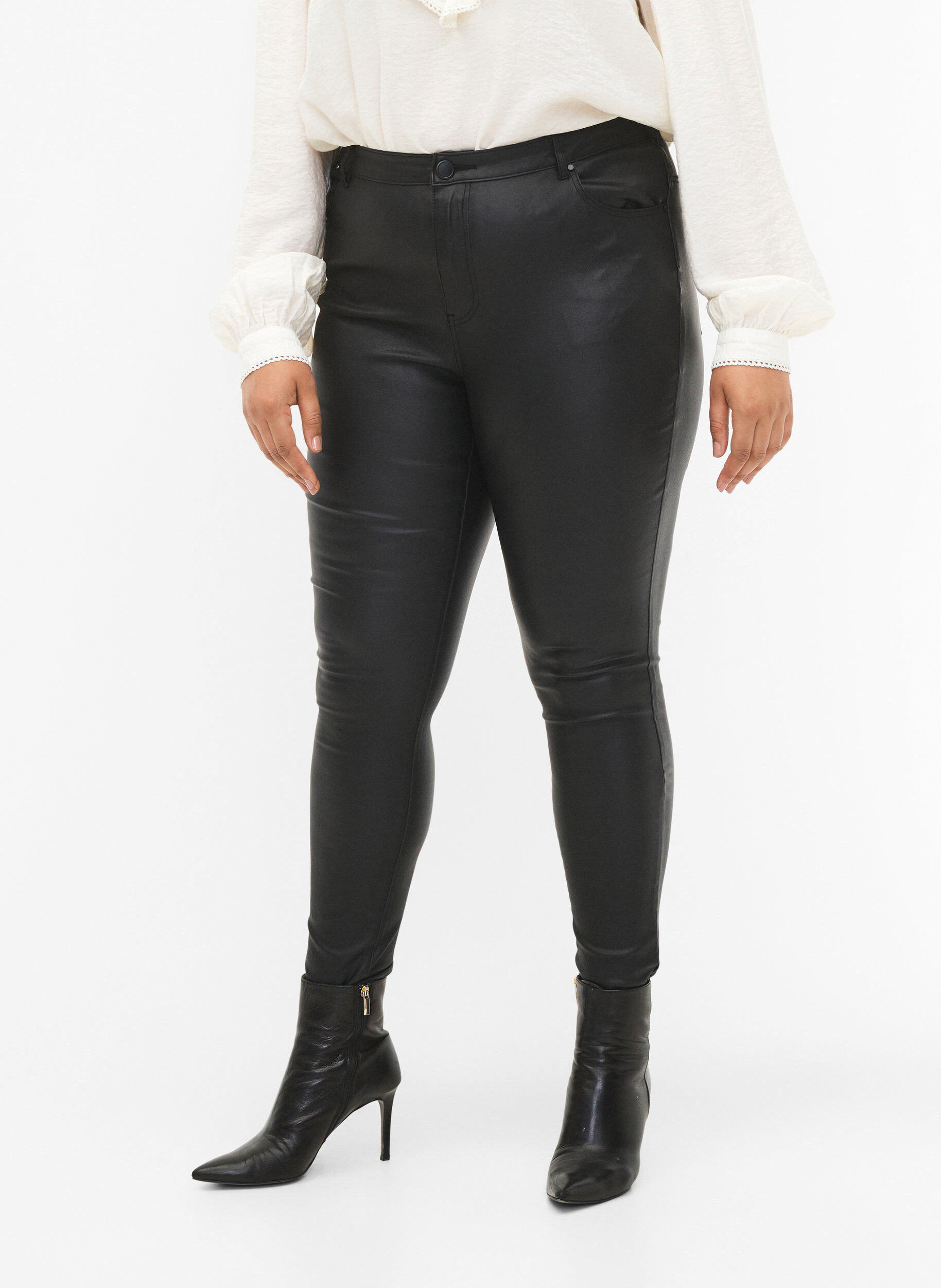 Zizzi Coated Amy jeans, Black coated, Model image number 3
