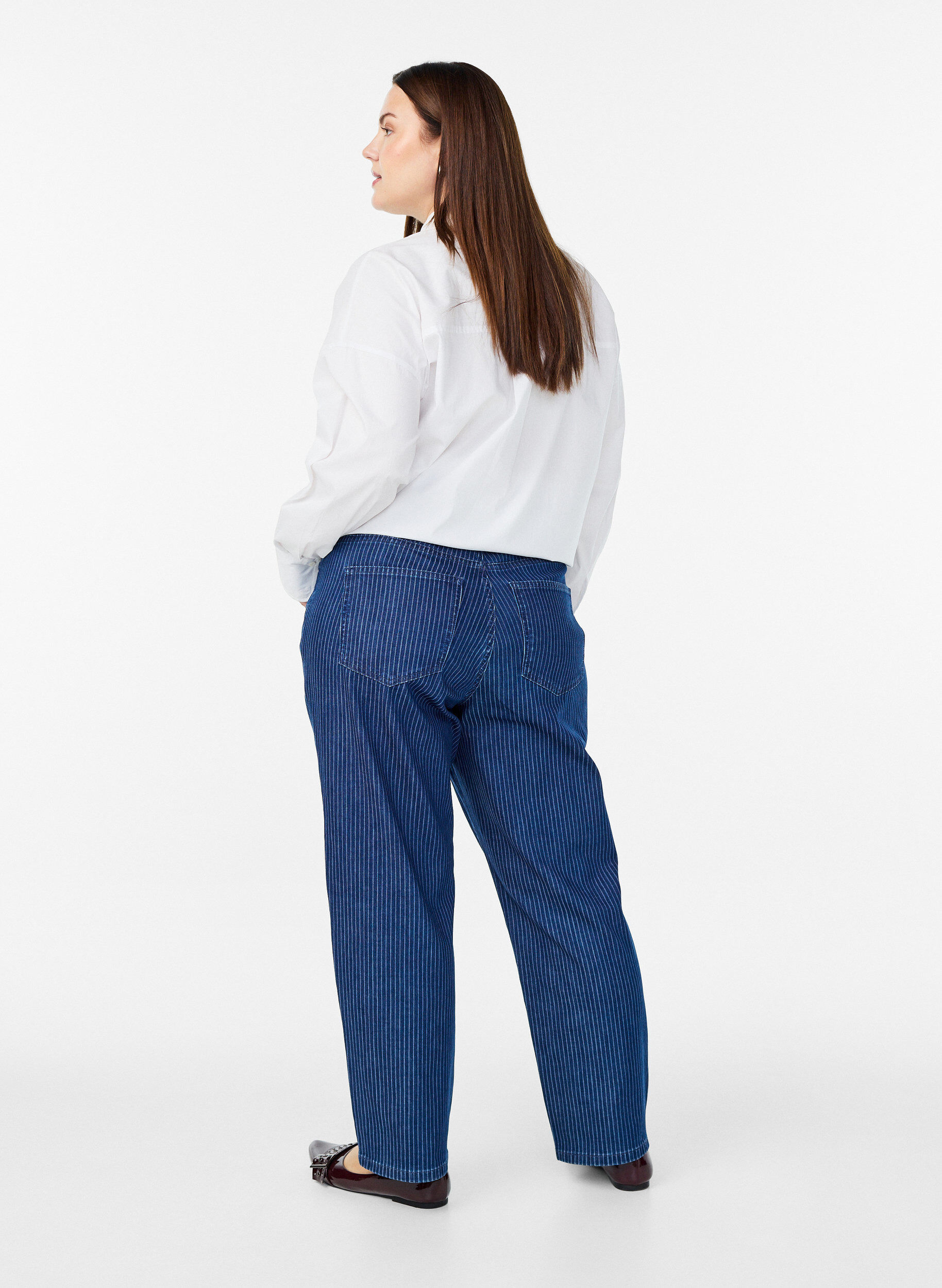 Zizzi N&aring;lestribede Kiana jeans med straight fit, Bl&aring;, Model image number 1
