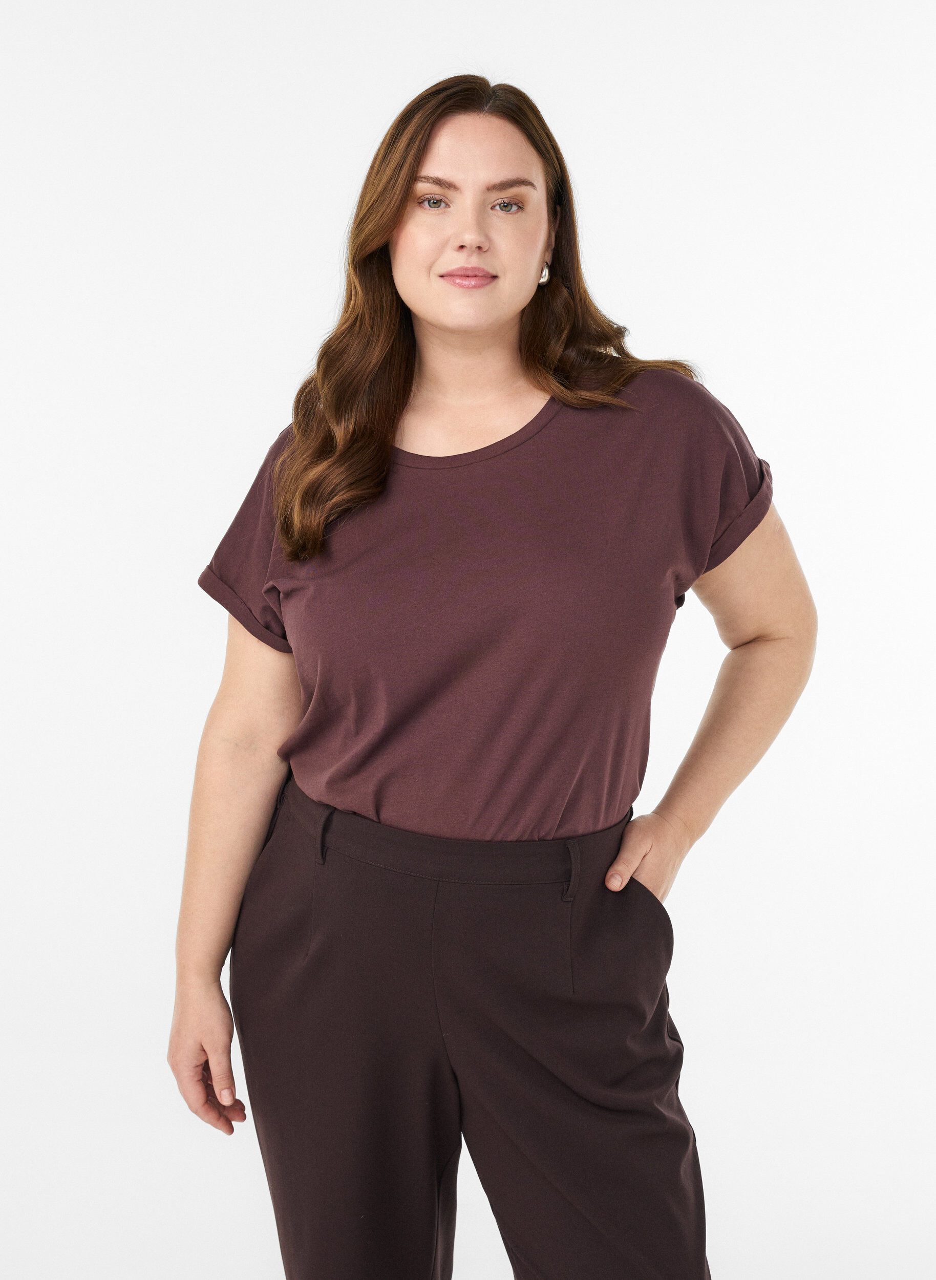 Kort&aelig;rmet t-shirt i bomuldsblanding, M&oslash;rk Bordeaux, Model