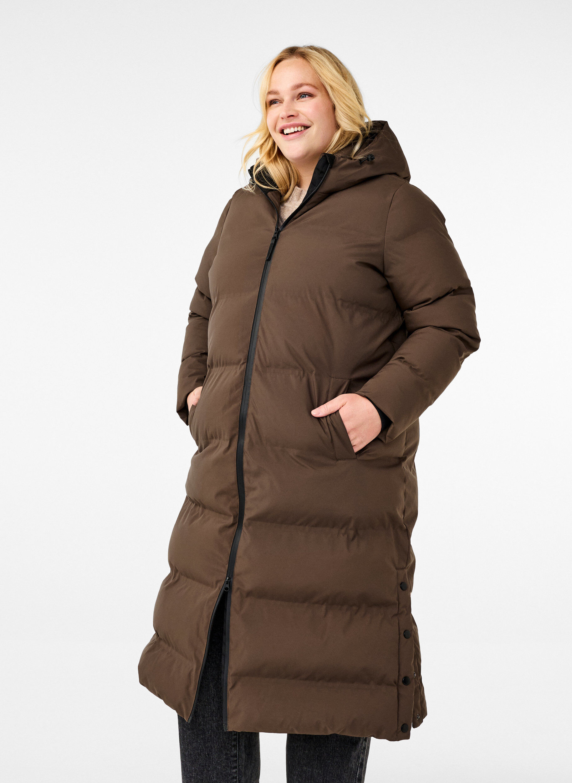 Zizzi Lang puffer vinterjakke med h&aelig;tte, Brun, Model image number 0