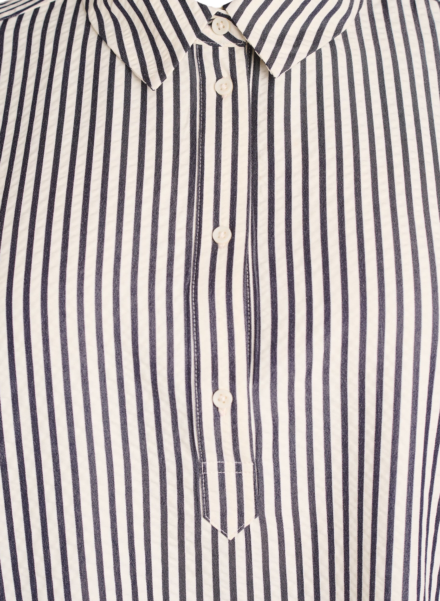 Zizzi Stribet skjorte med knapdetalje p&aring; ryggen, Sort, Packshot image number 2