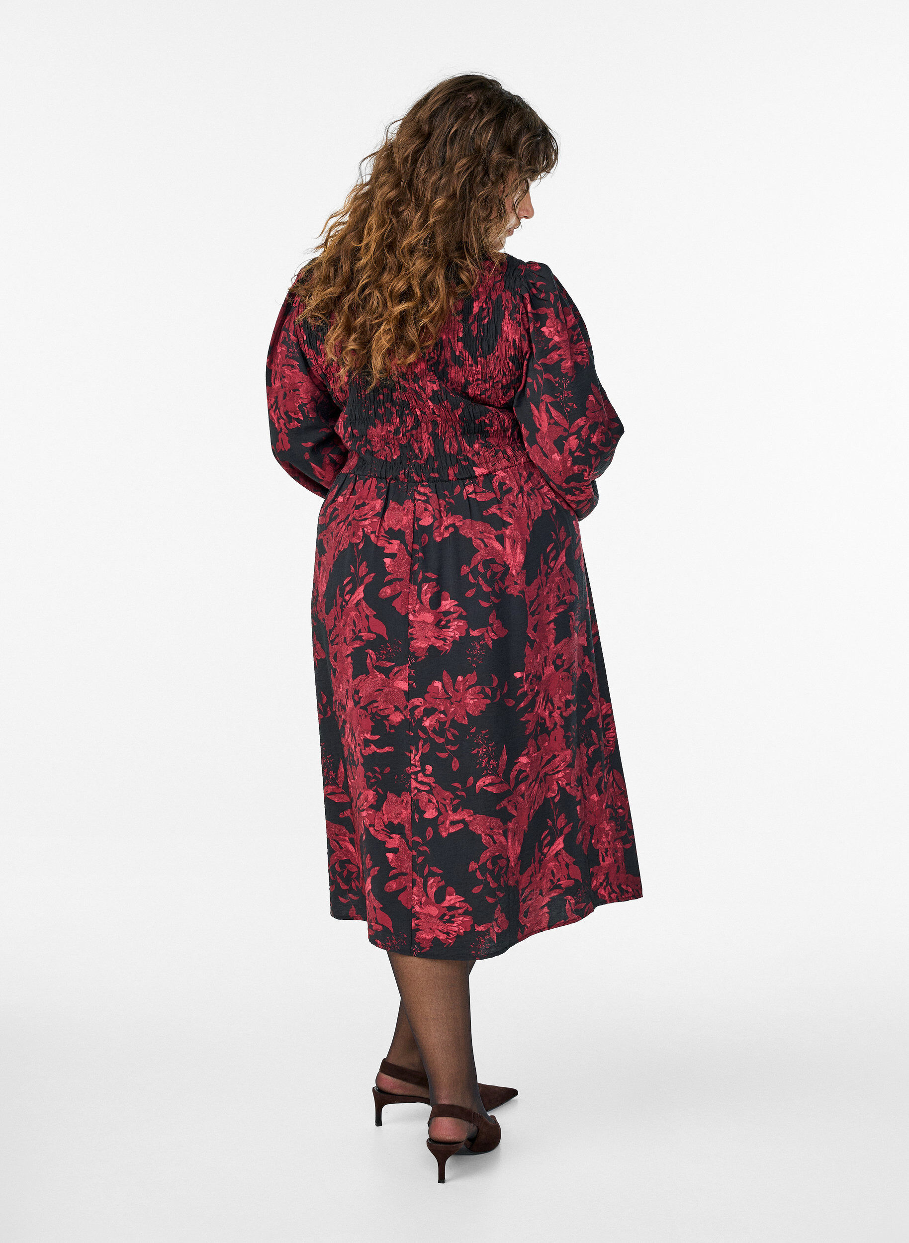 Zizzi Kjole med blomsterprint og smock-overdel, Sort, Model image number 1