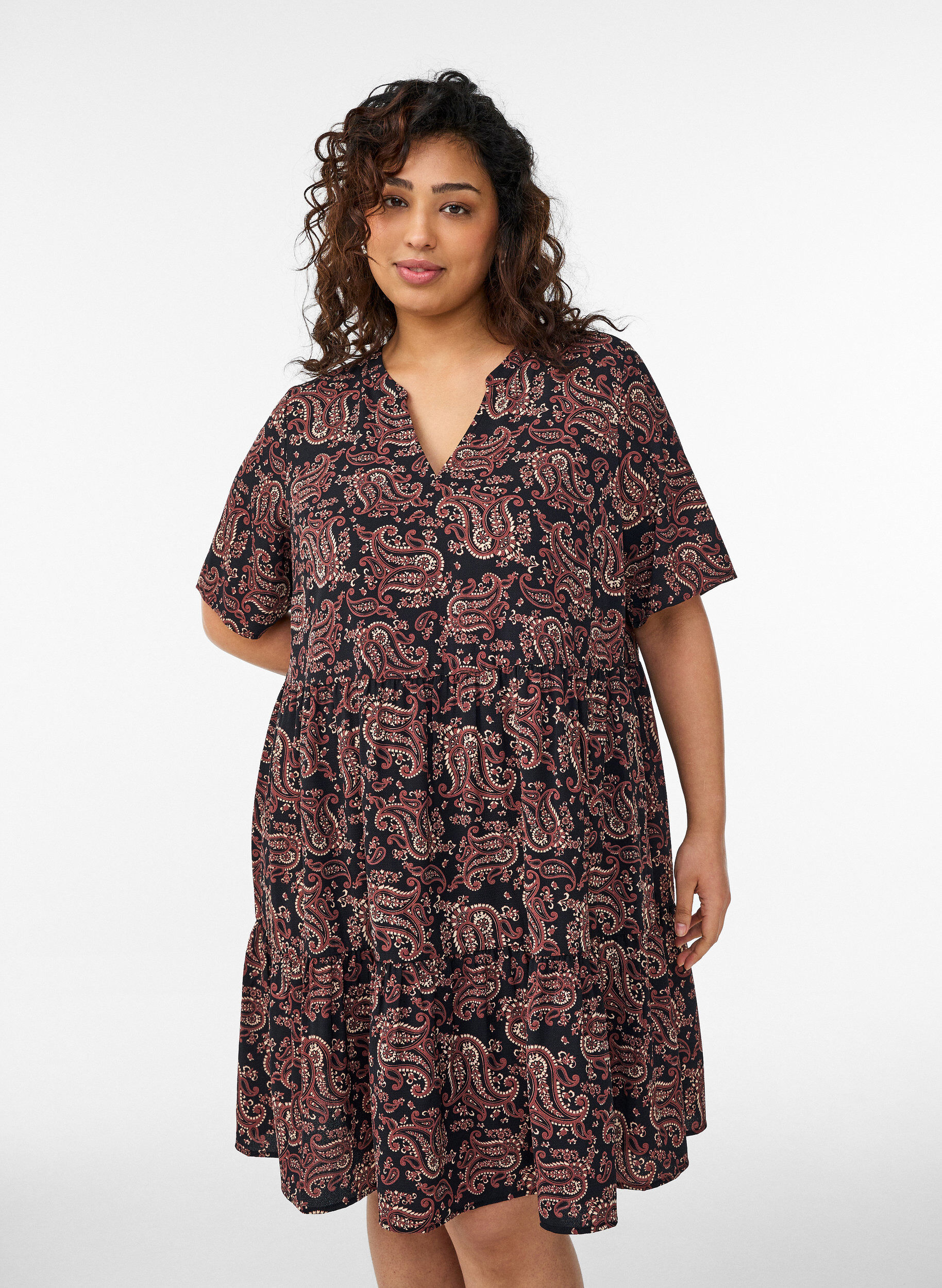 Zizzi Kort&aelig;rmet kjole med a-snit og sk&aelig;ringer, Sort, Model image number 0