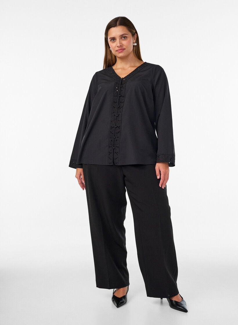 Skjortebluse med broderie anglaise, Sort, Model image number 1