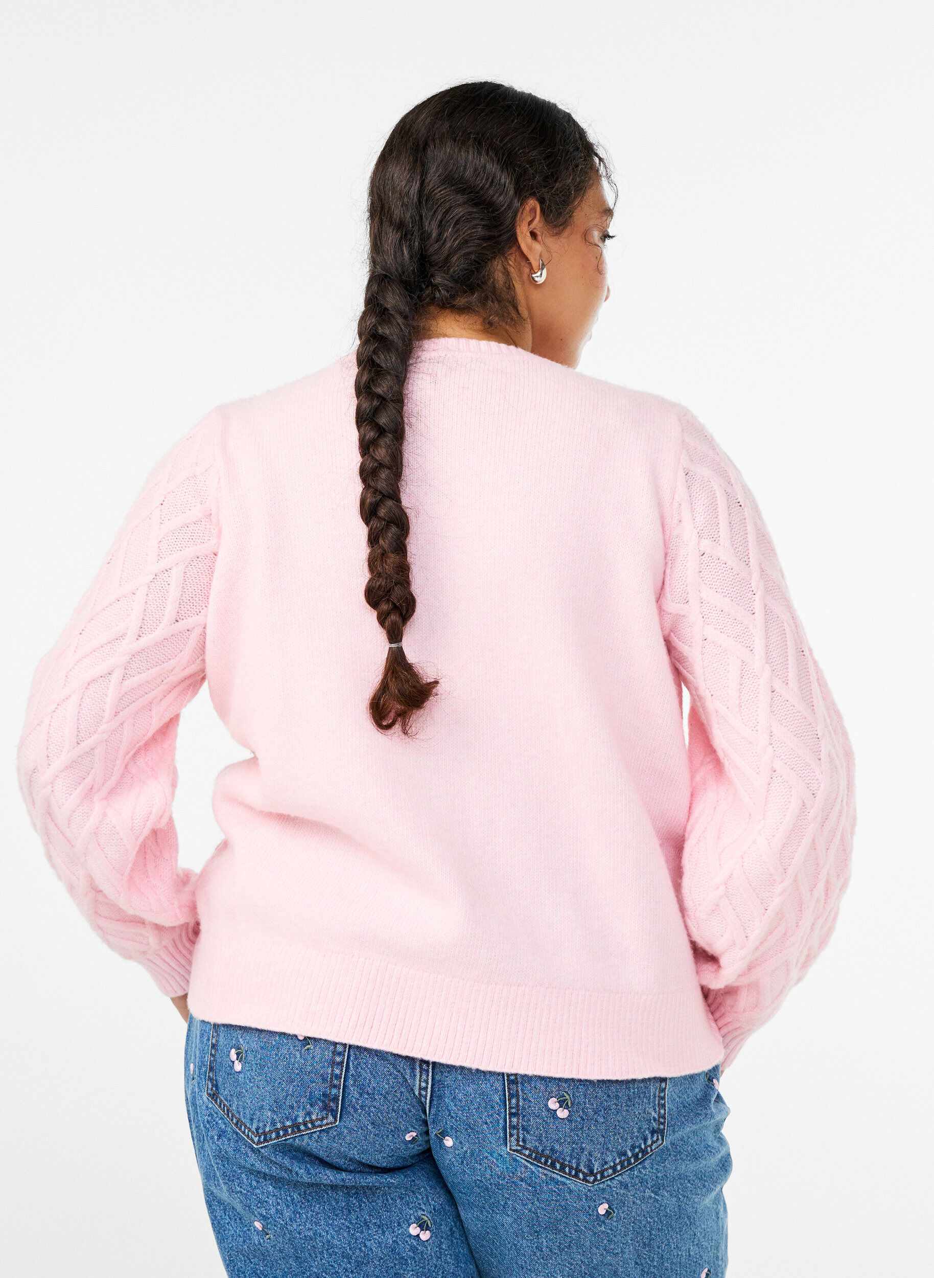 Zizzi Strikcardigan med perleknapper og kabelm&oslash;nster, Lyser&oslash;d, Model image number 2