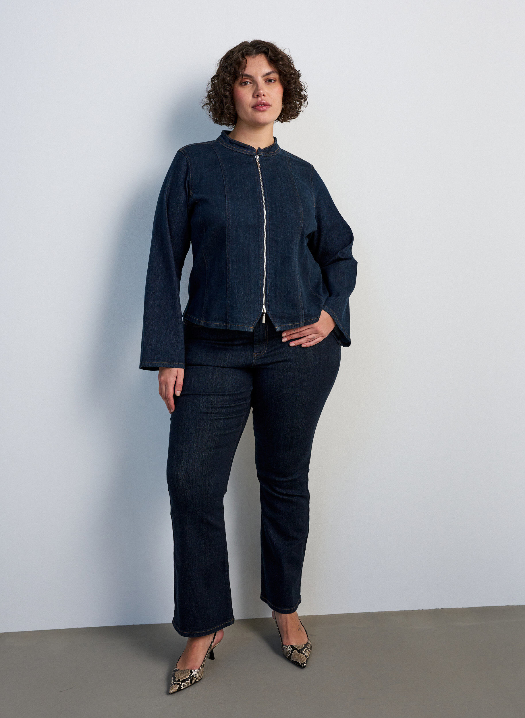 Ellen jeans med h&oslash;j talje og bootcut, Bl&aring;, Model