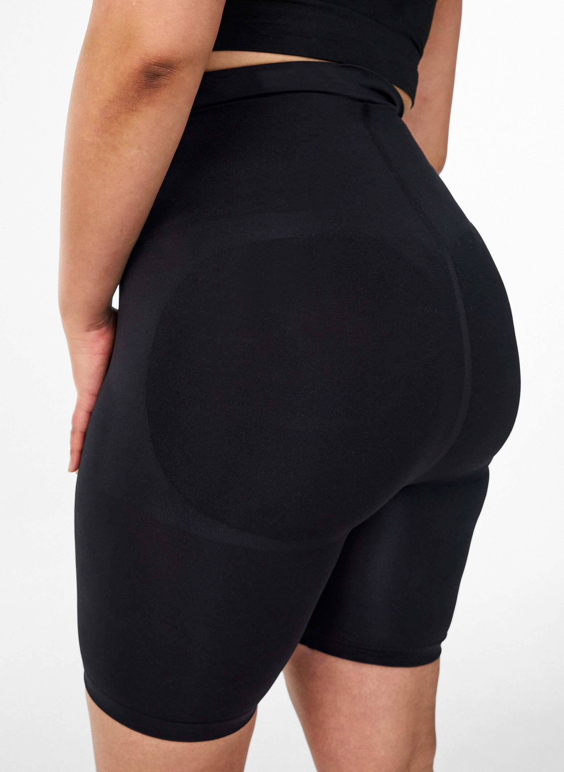 Zizzi Shapewear shorts med medium support og h&oslash;j talje, Sort, Model image number 3