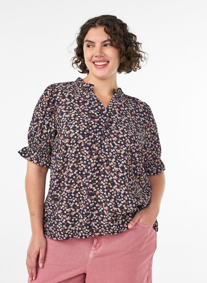 Blomstret viscosebluse med korte &aelig;rmer og smockdetaljer, Bl&aring;, Model image number 0