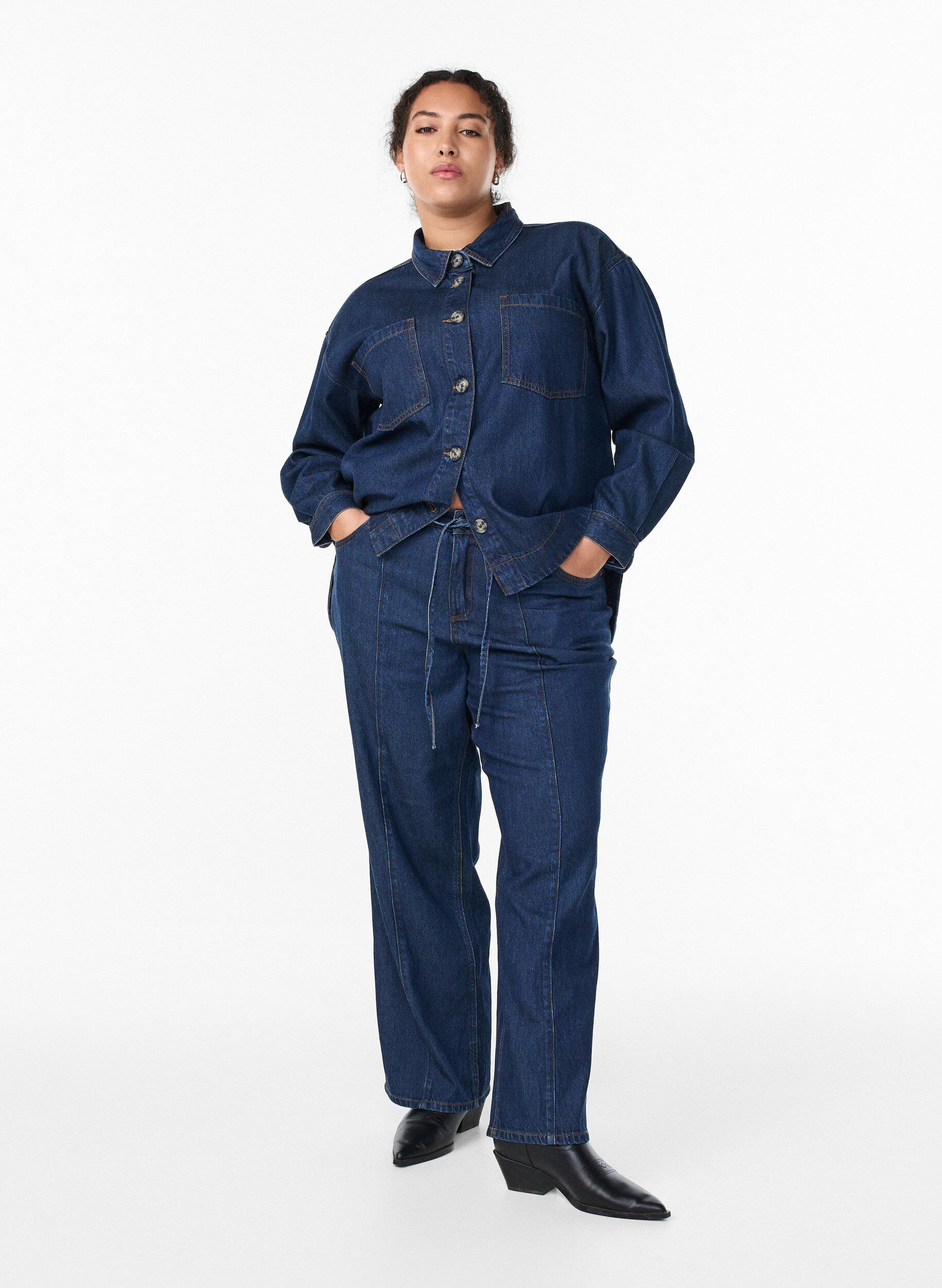 Wide leg jeans med bindeb&aelig;lte og h&oslash;j talje, Bl&aring;, Model