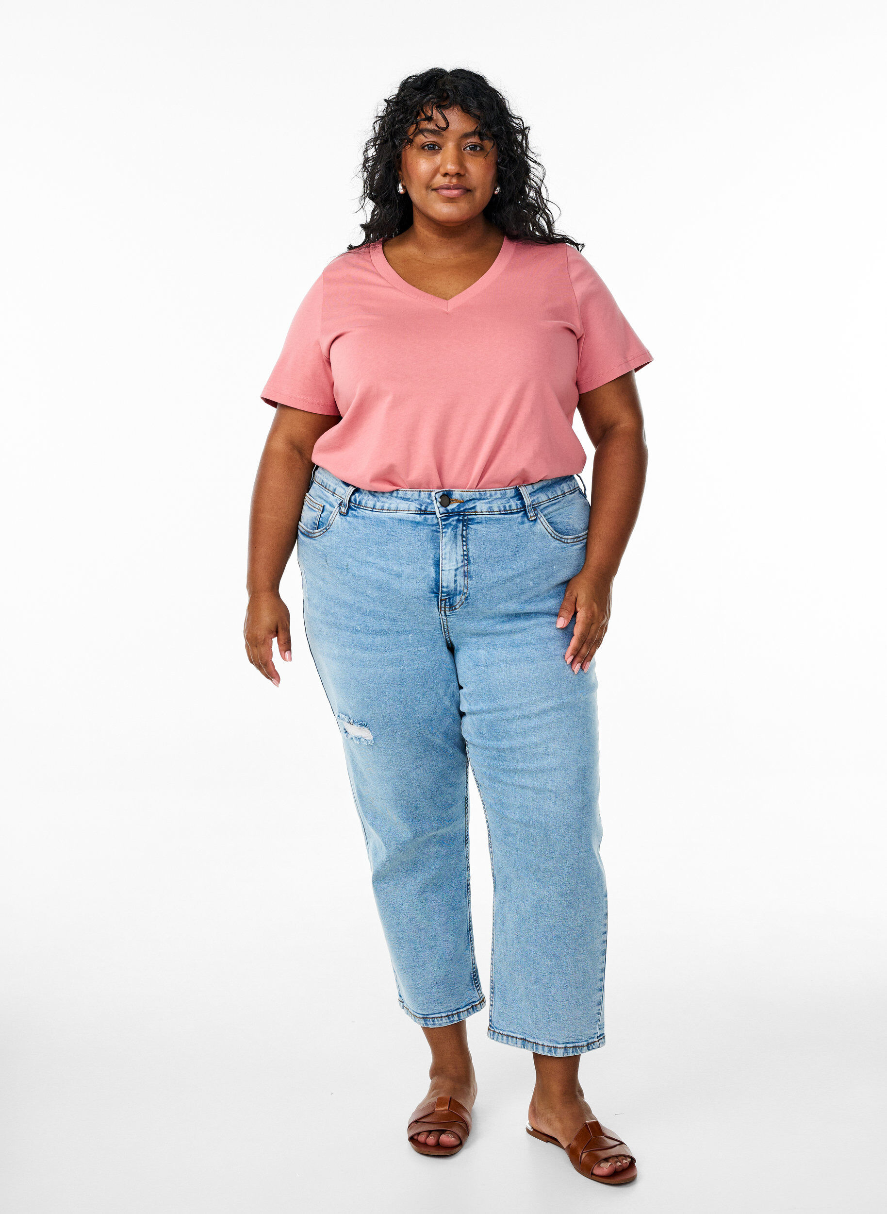 Zizzi Basis t-shirt i bomuld med V-hals, Lyser&oslash;d, Model image number 1