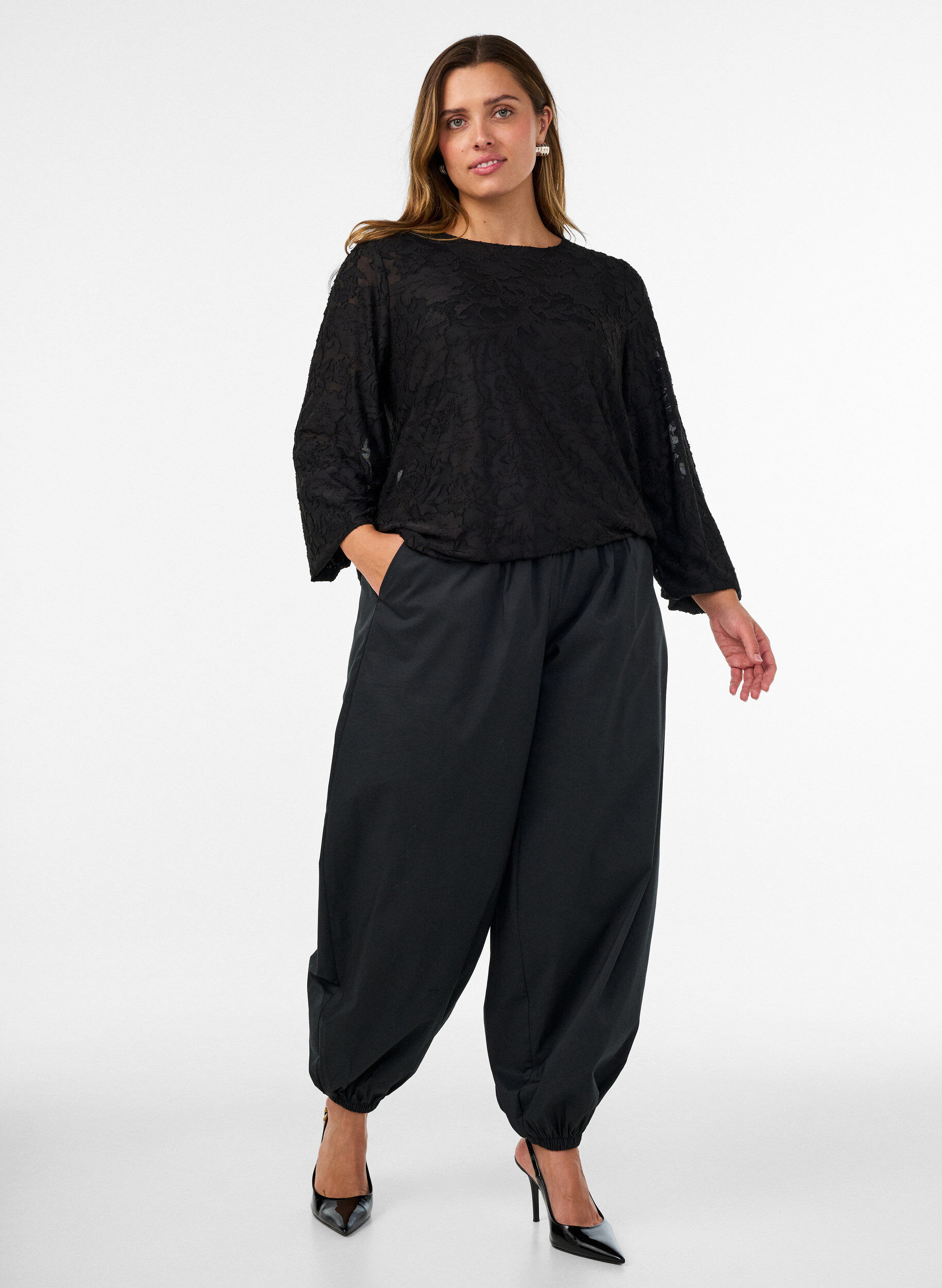 ZizziTransparent bluse med blomsterstruktur og lange &aelig;rmer, Sort, Model image number 1