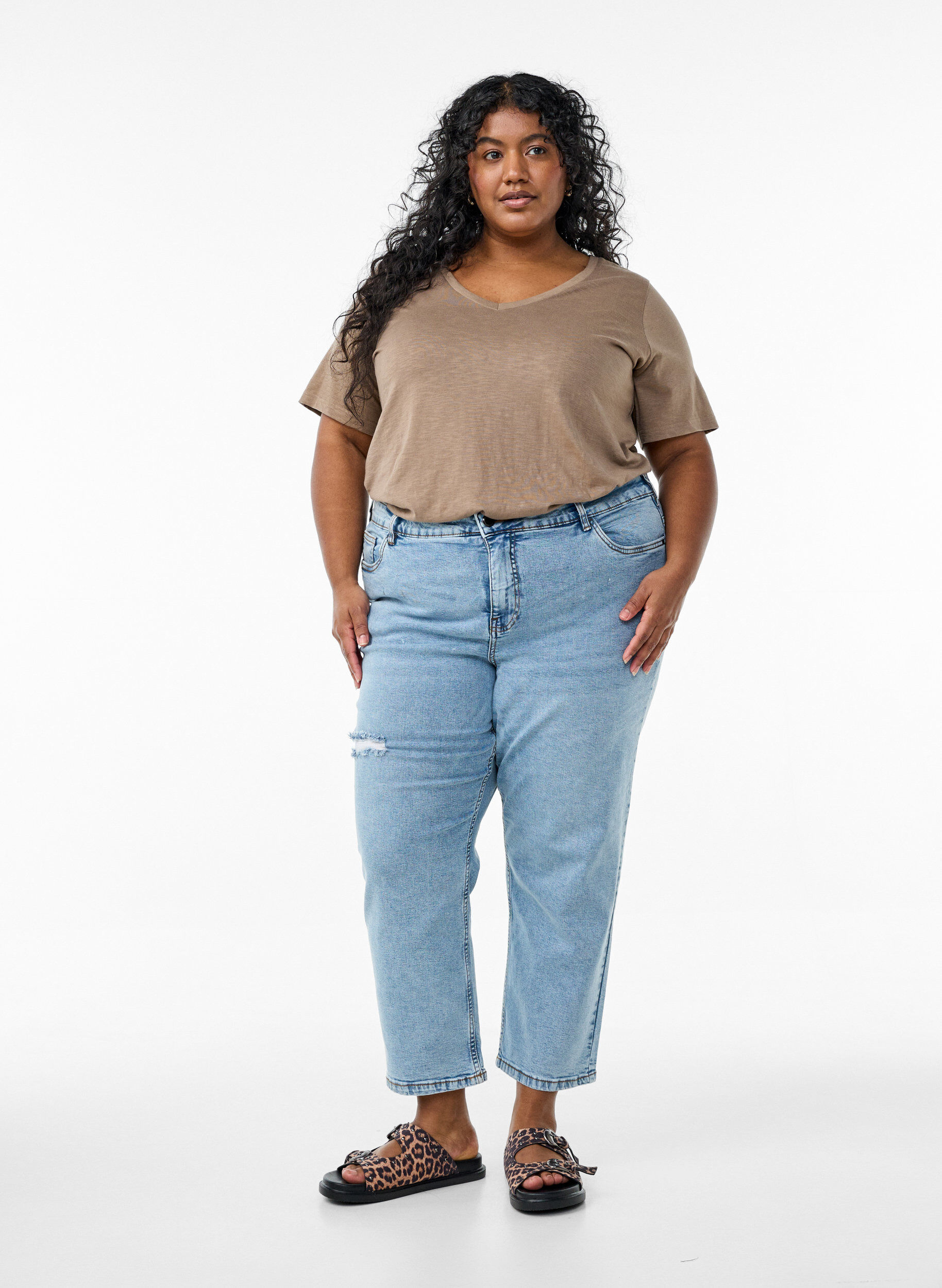 Zizzi Kort&aelig;rmet basis t-shirt med v-hals, Brun, Model image number 1