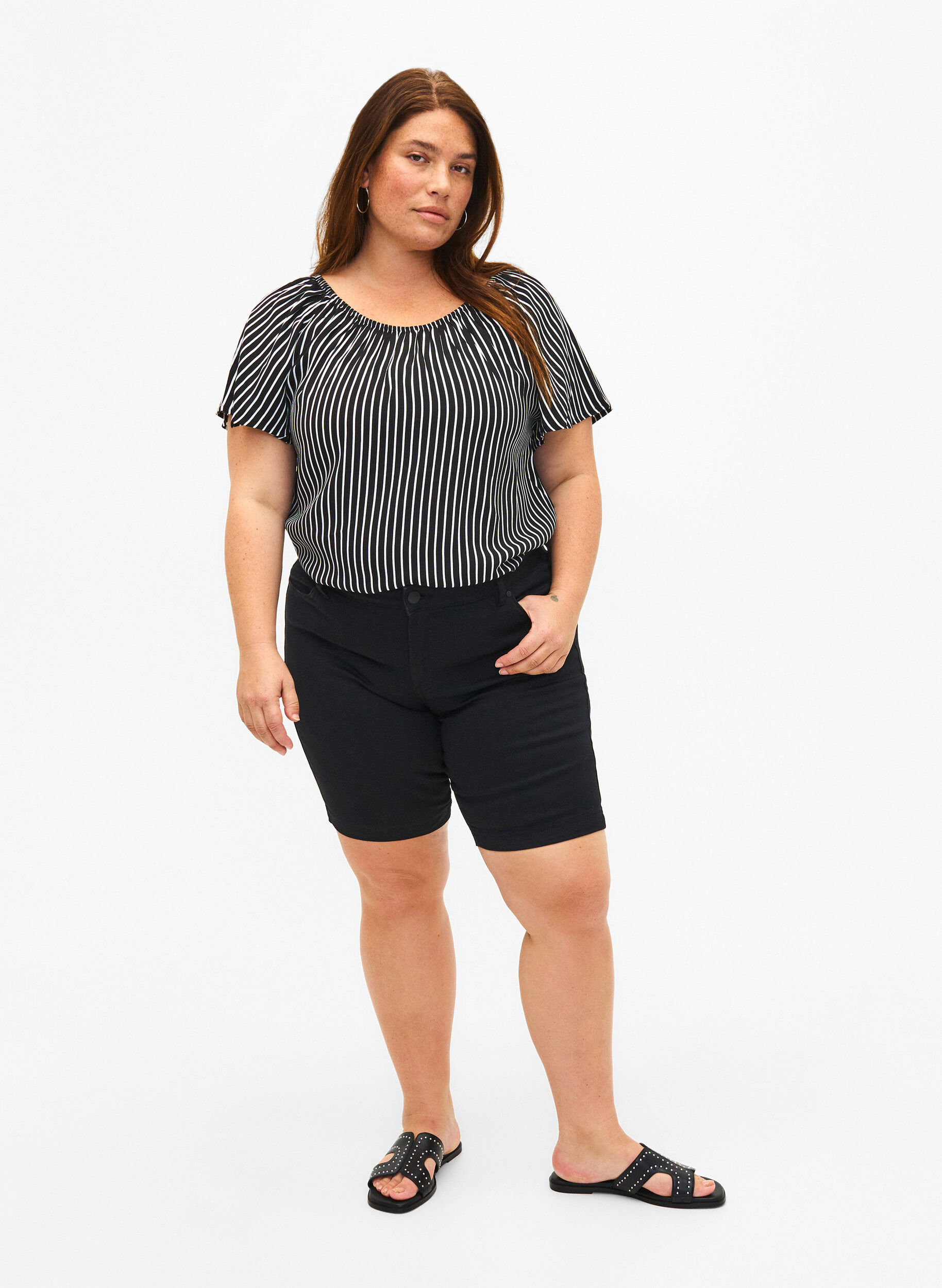 Zizzi Stribet viskose bluse med korte &aelig;rmer, Black/ White Stripe, Model image number 2