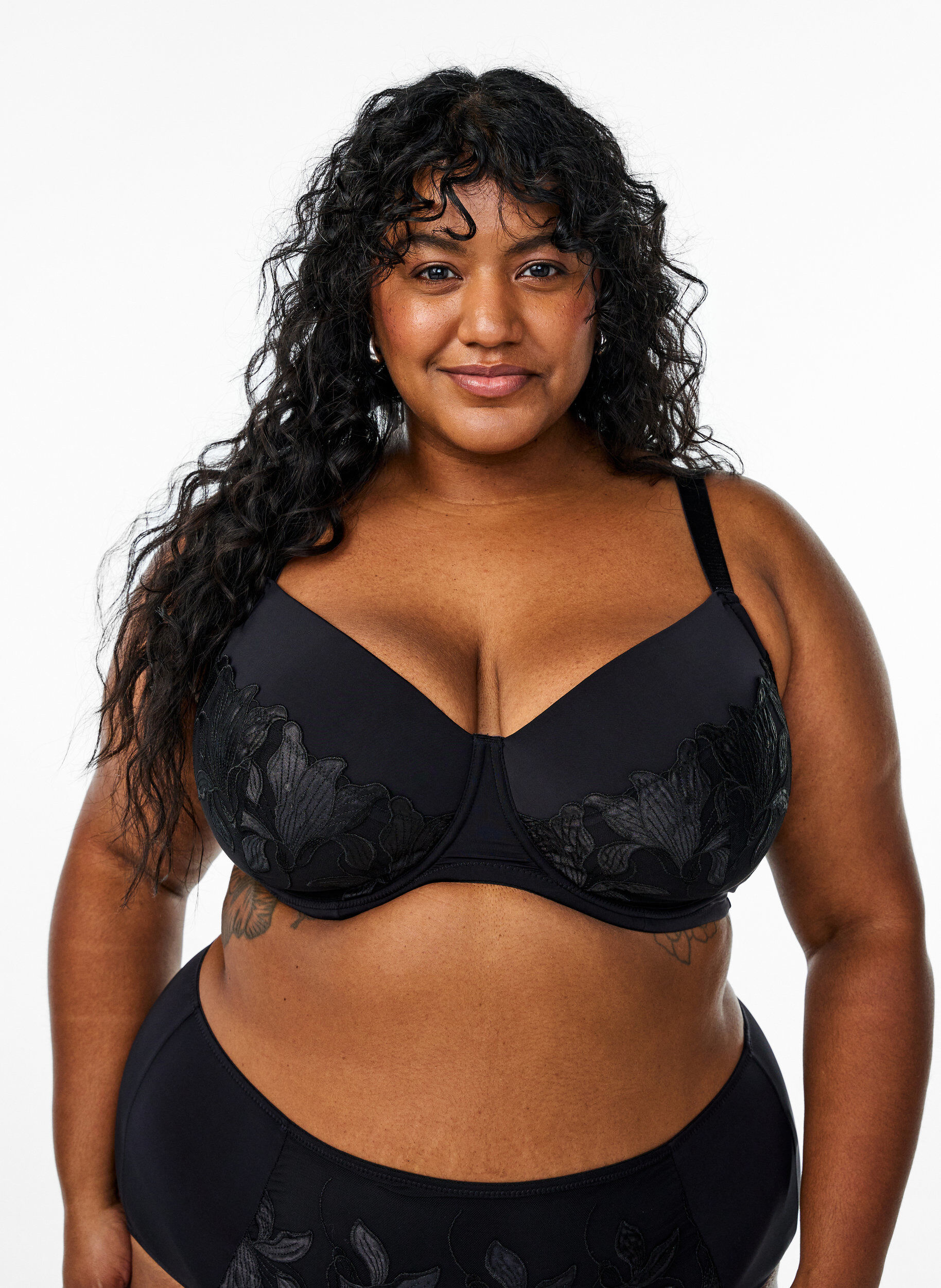 Vatteret bh med broderet blomsterdetalje, Sort, Model