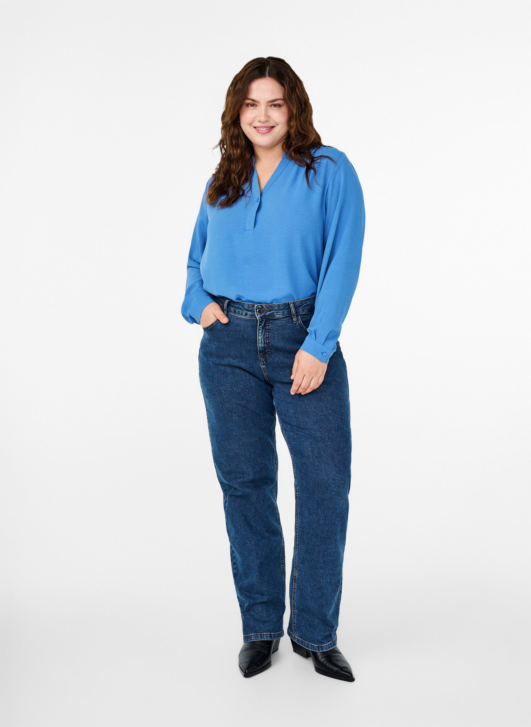 Zizzi Lang&aelig;rmet skjortebluse med v-hals, Riverside, Model image number 2