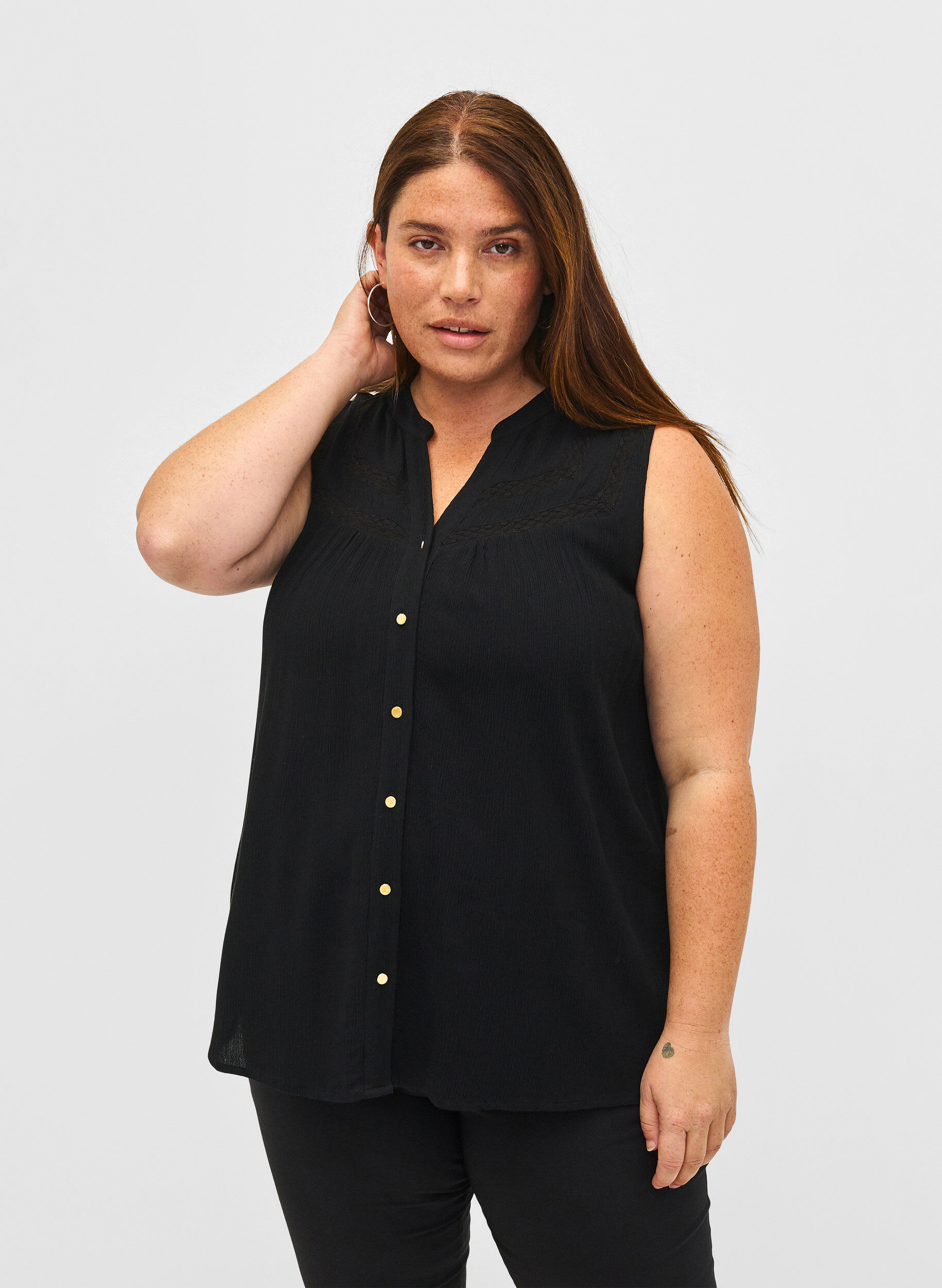 Zizzi &AElig;rmel&oslash;s viskose bluse med h&aelig;klet detalje, Black, Model image number 0
