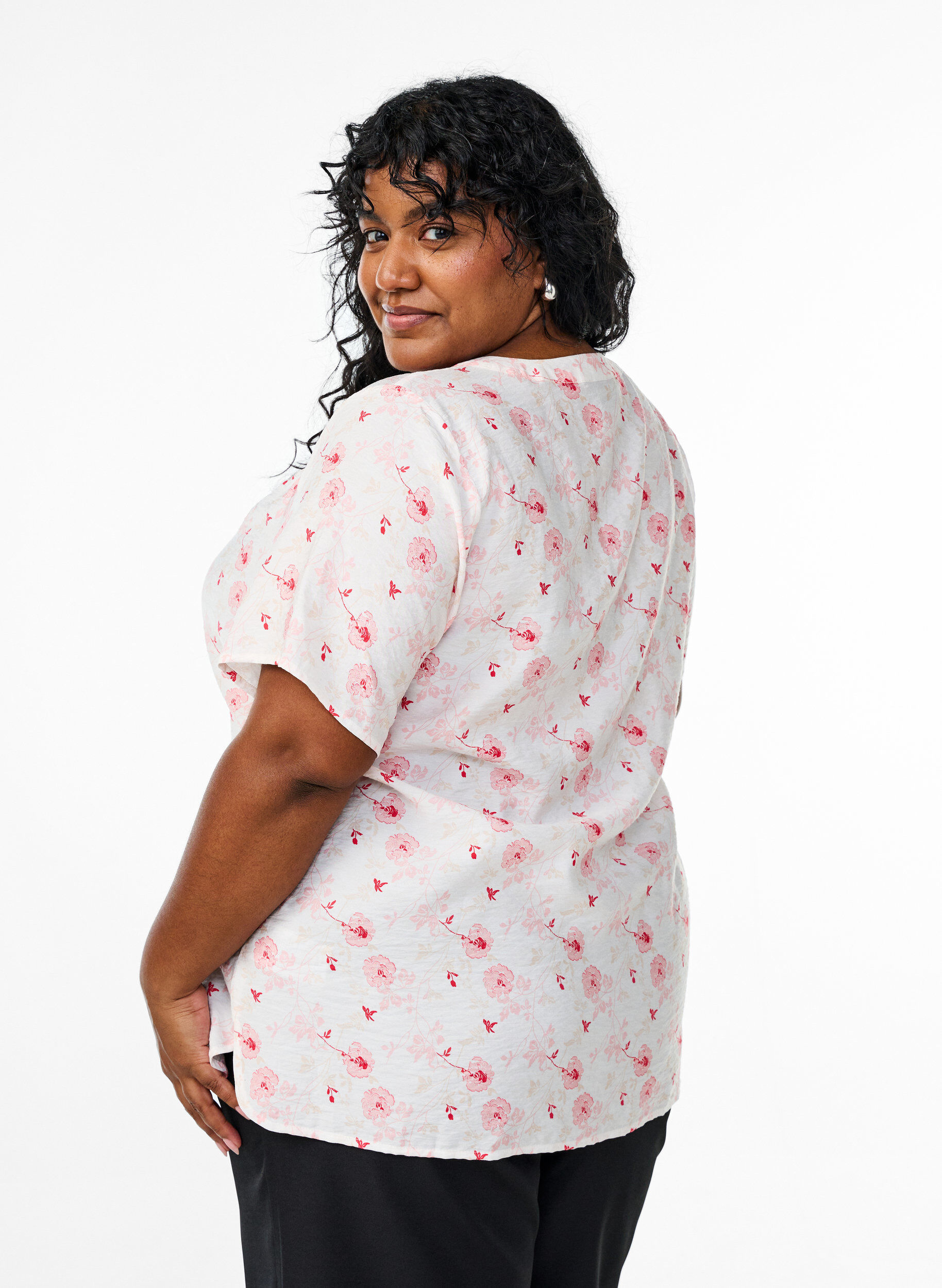 Zizzi Kort&aelig;rmet skjortebluse med blomsterprint, Lyser&oslash;d, Model image number 2