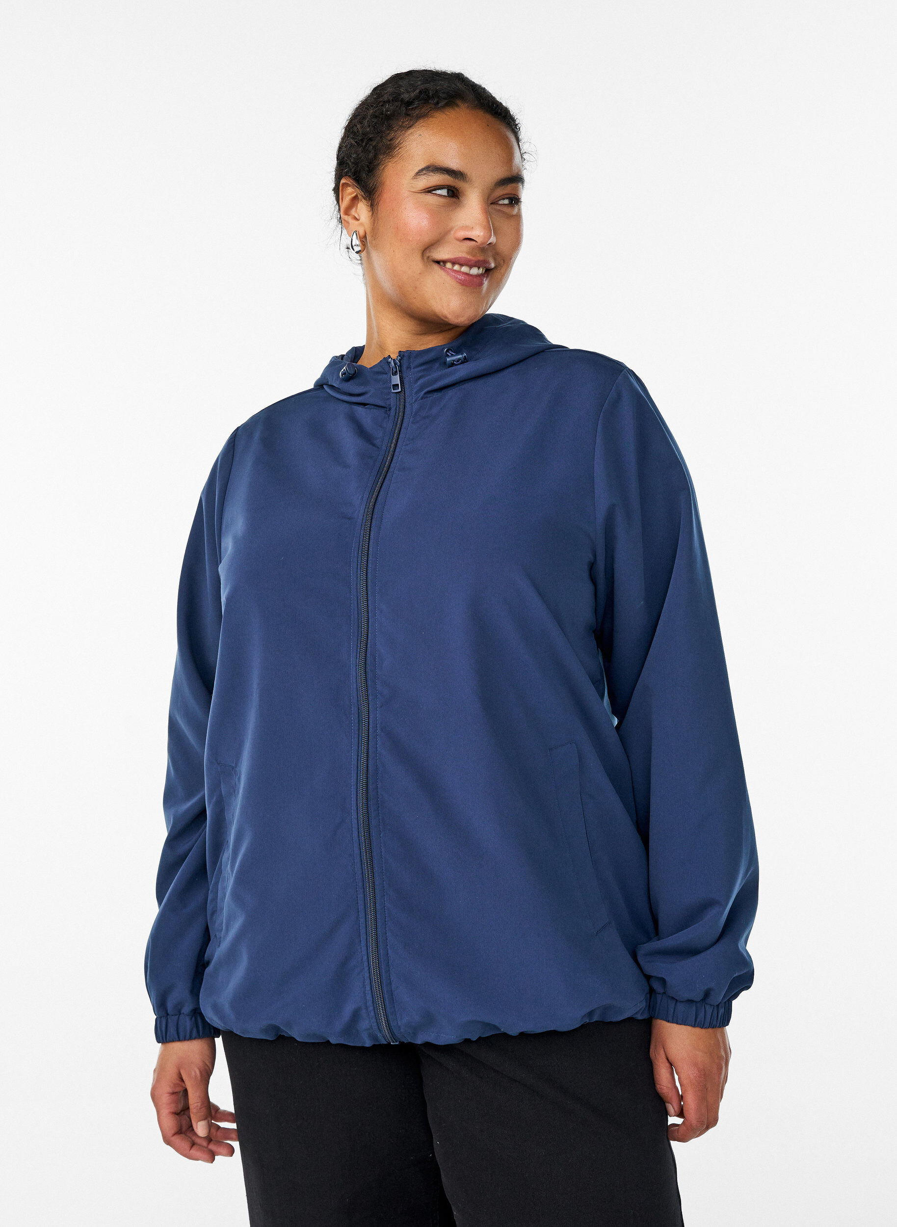 Let jakke med h&aelig;tte og lynl&aring;s, Bl&aring;, Model