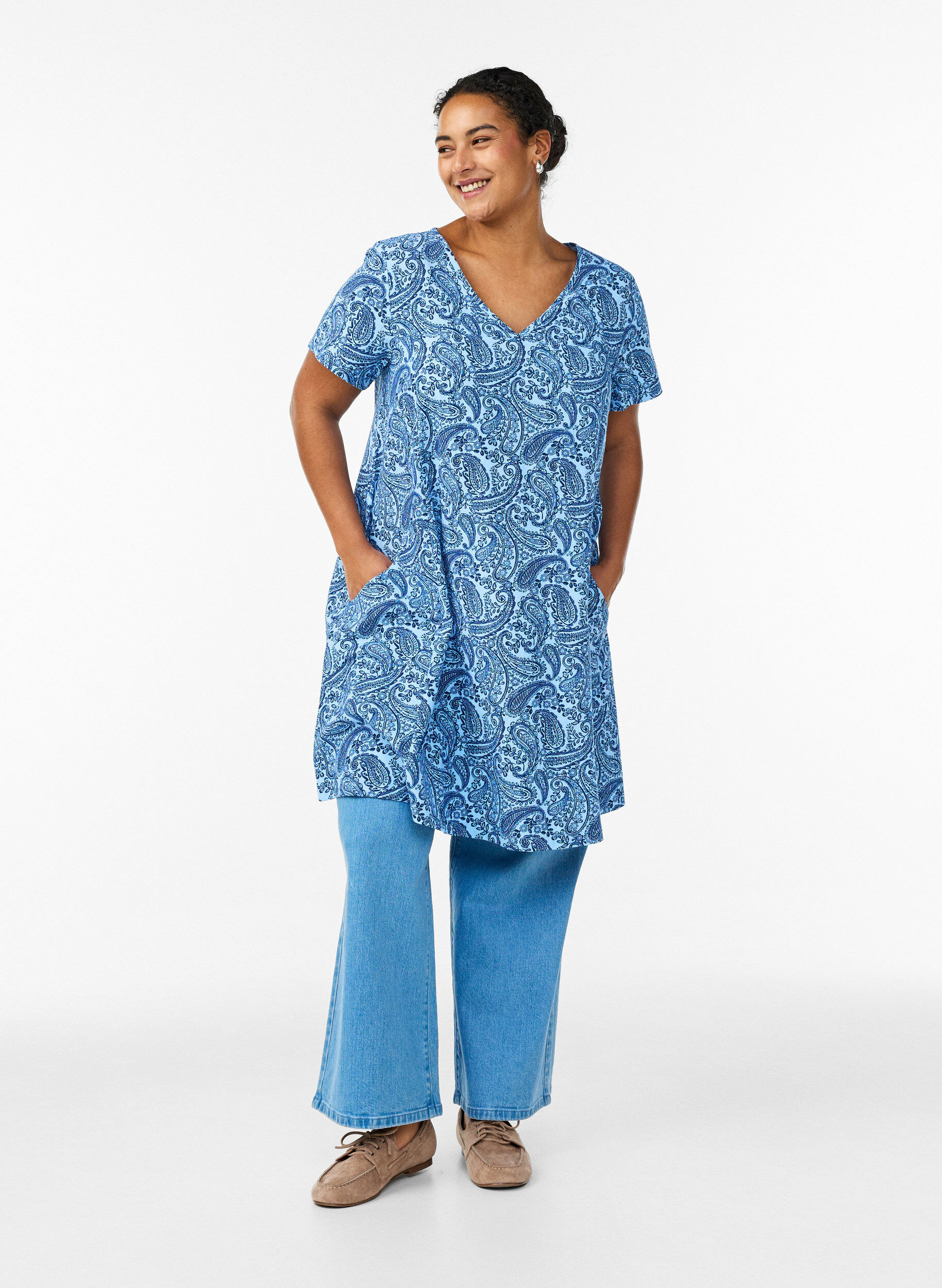 Zizzi Kort a-shape kjole med paisleyprint, Bl&aring;, Model image number 1