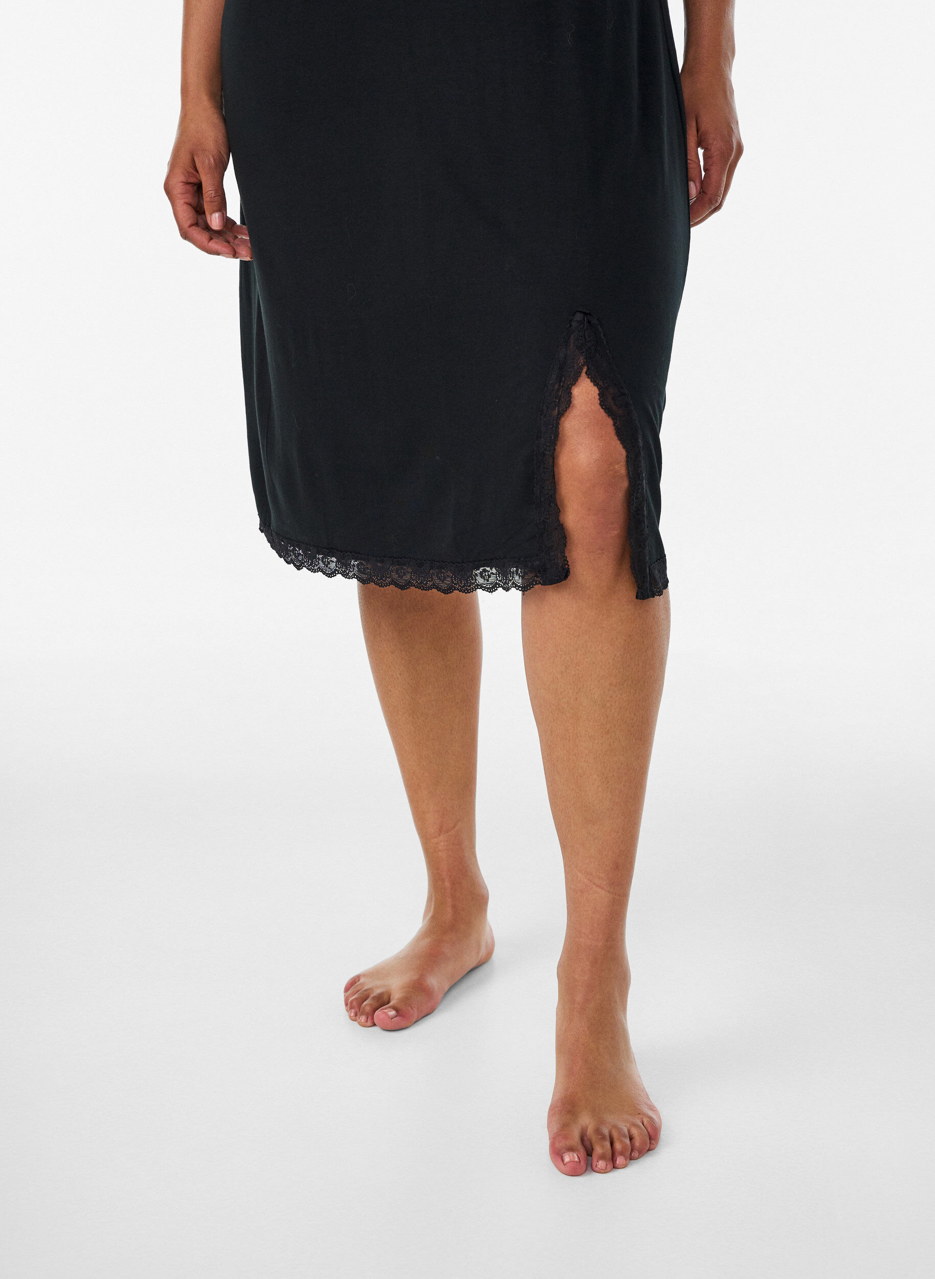 ZizziNatkjole i viskose med blonder og slids, Sort, Model image number 2