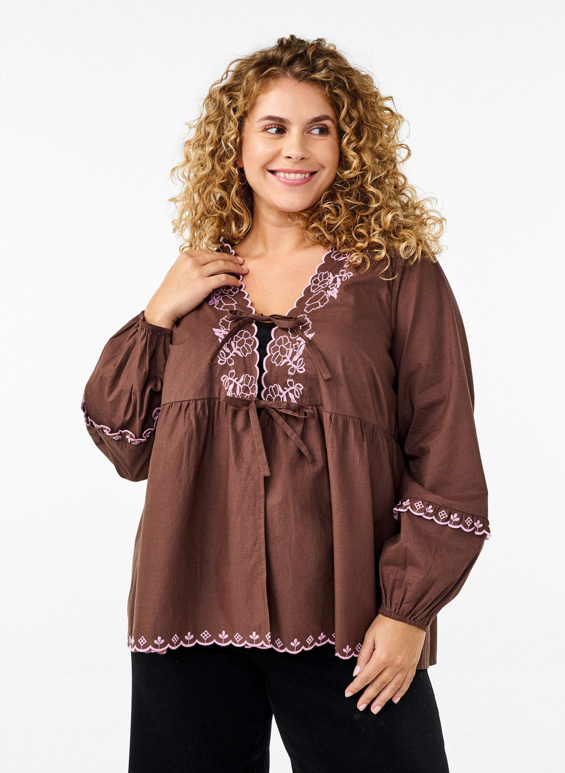 Bluse med &aring;ben front og broderidetaljer, Brun, Model
