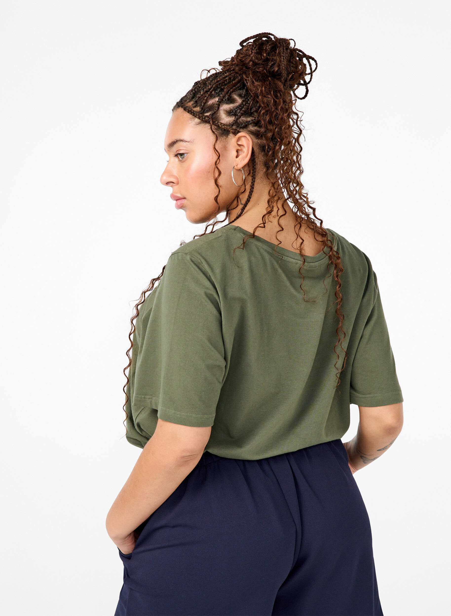 Zizzi T-shirt i &oslash;kologisk bomuld med broderidetaljer, Thyme, Model image number 1