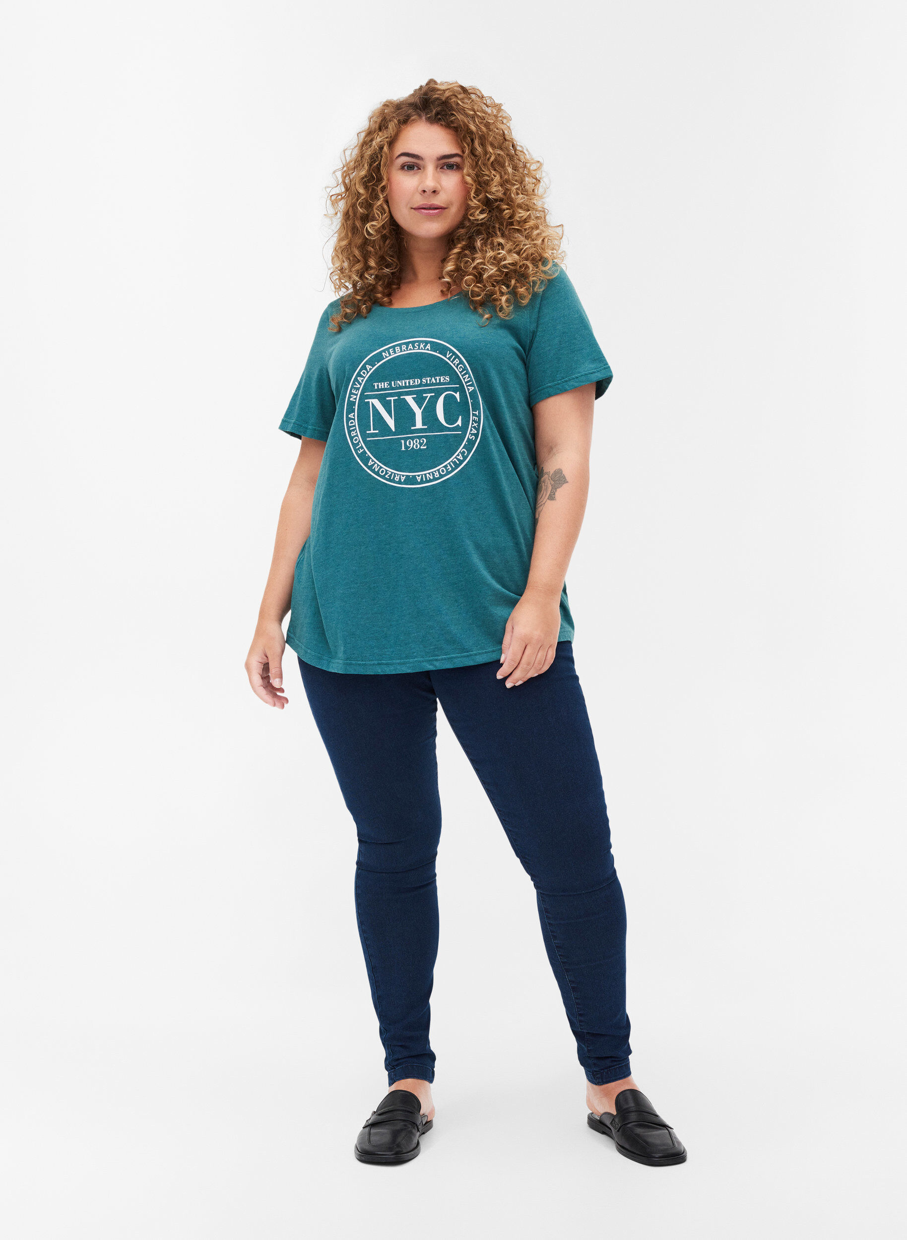 Zizzi Meleret t-shirt med tryk og korte &aelig;rmer, Pacific Mel., Model image number 2