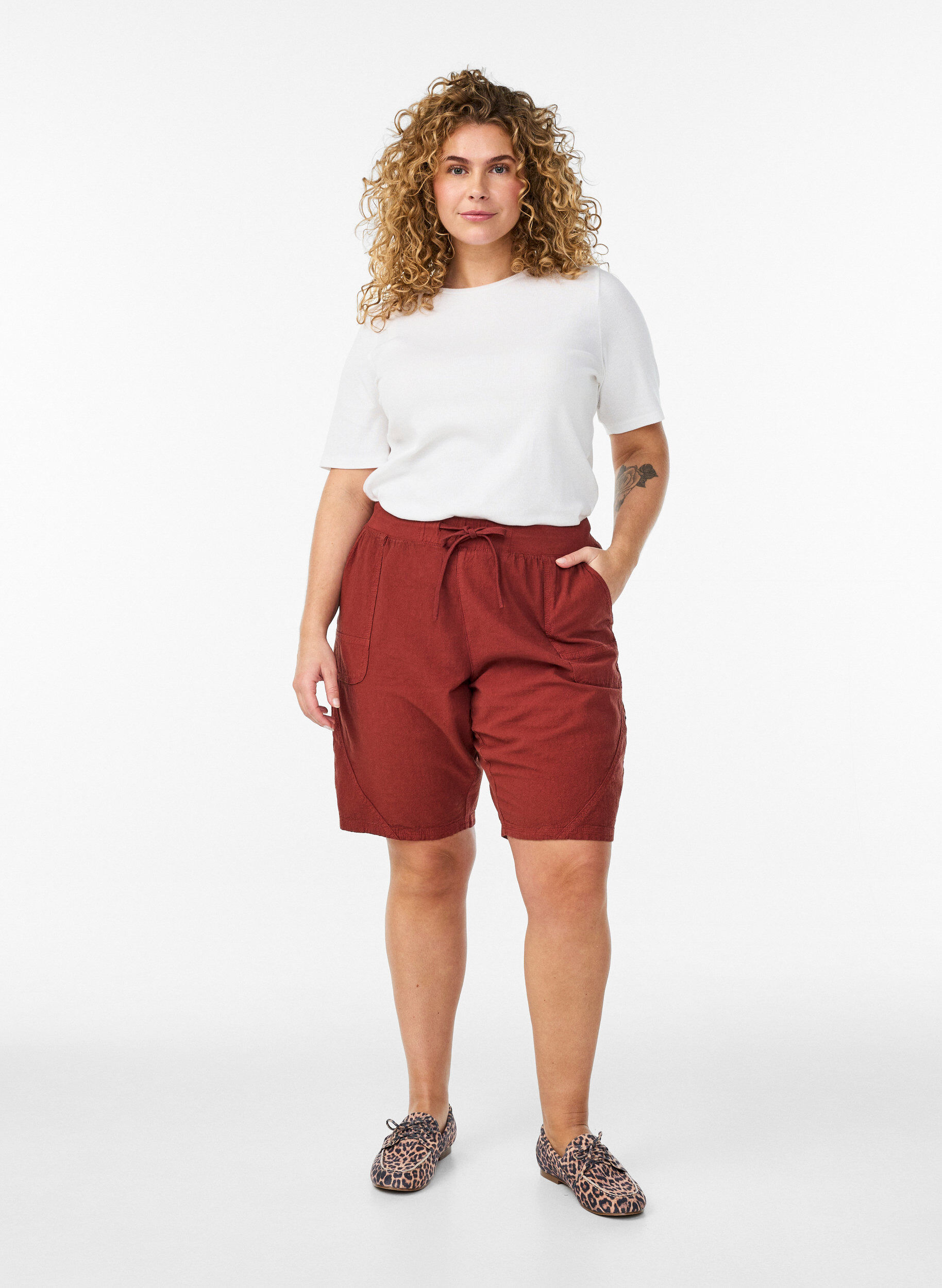 Zizzi L&oslash;se shorts i bomuld med lommer, R&oslash;d, Model image number 1