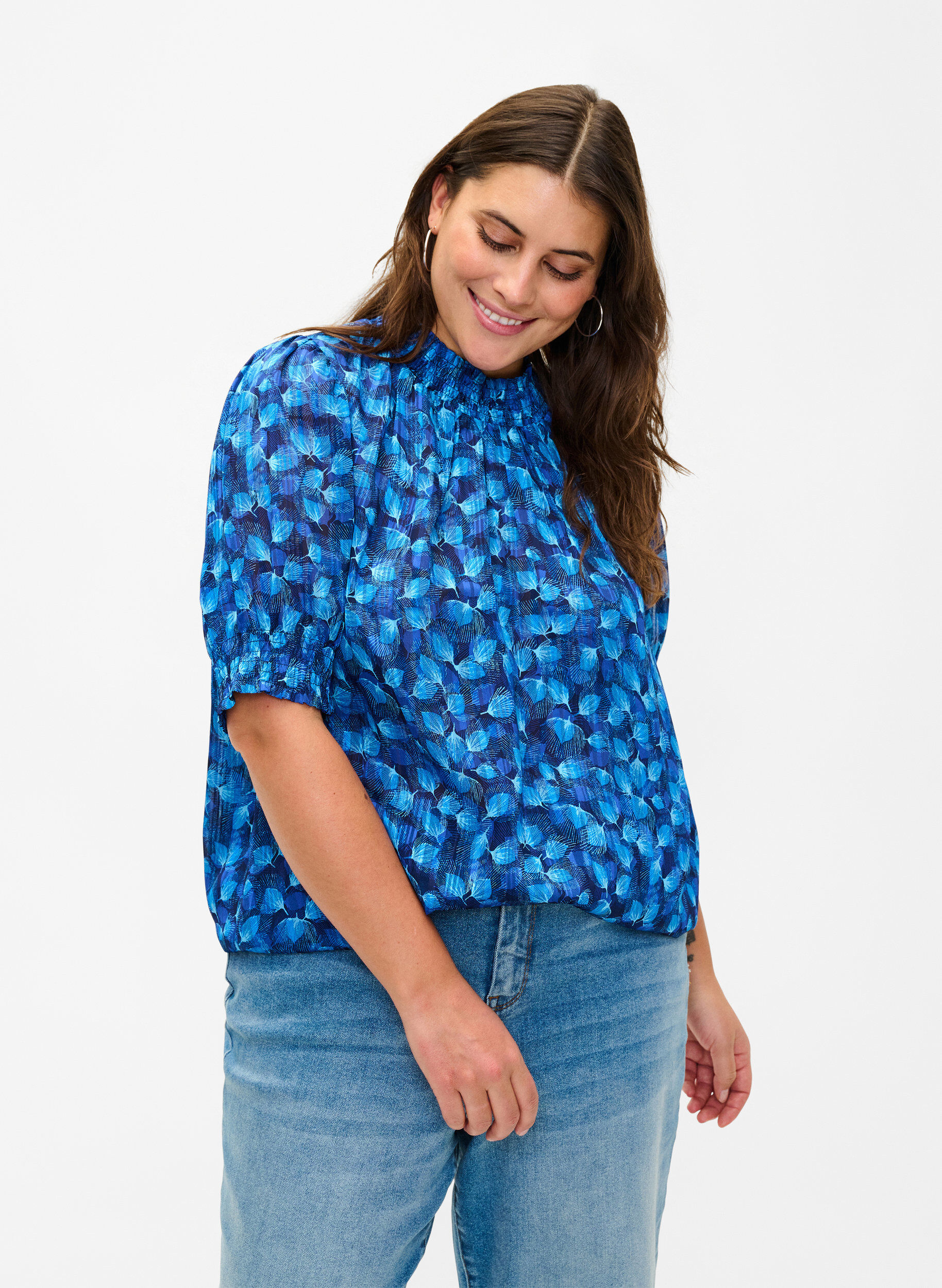 Zizzi Kort&aelig;rmet smockbluse med print, Navy Blazer Leaf AOP, Model image number 0