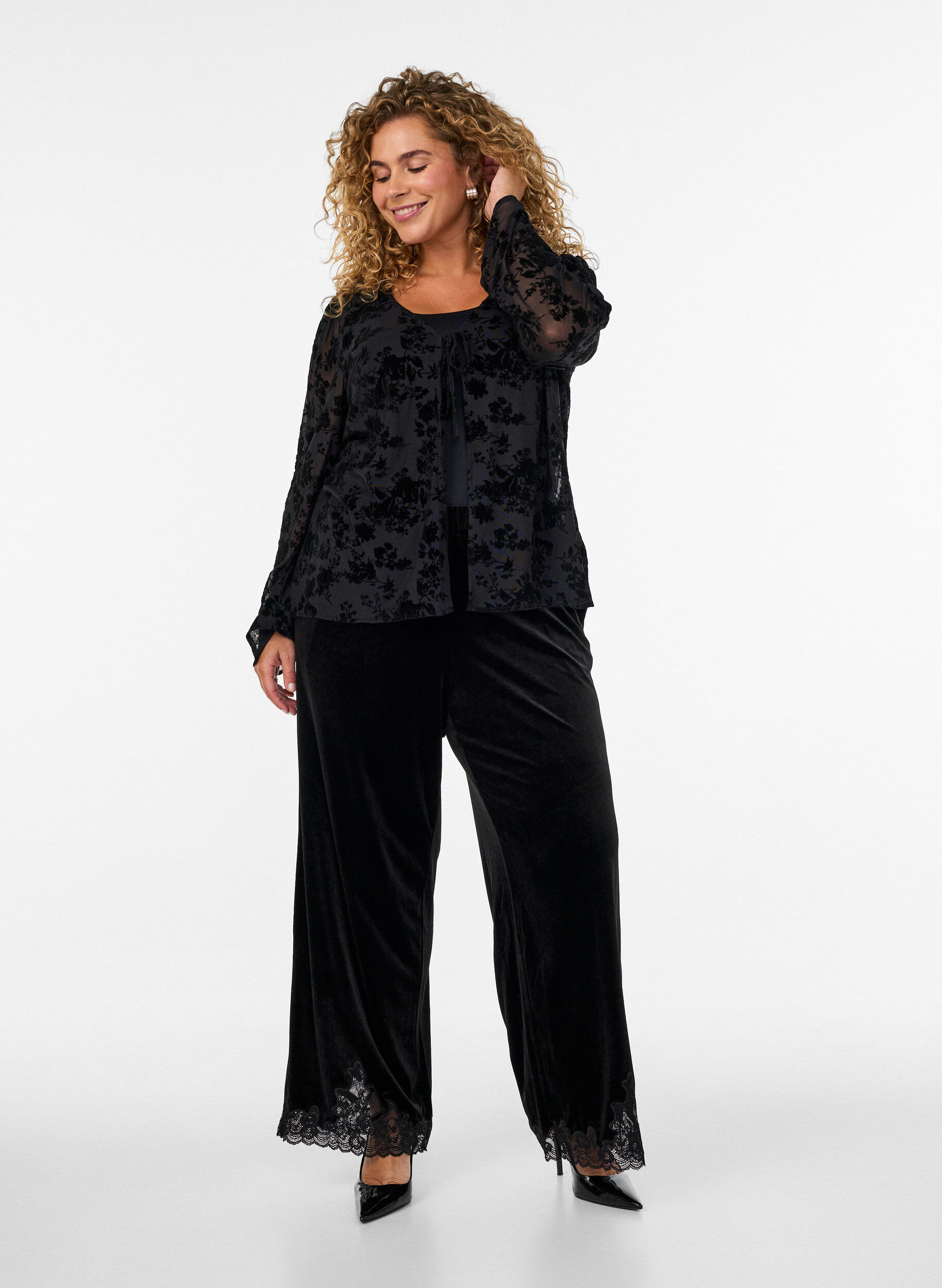 ZizziMeshbluse med blomsterm&oslash;nster og &aring;ben front, Sort, Model image number 1