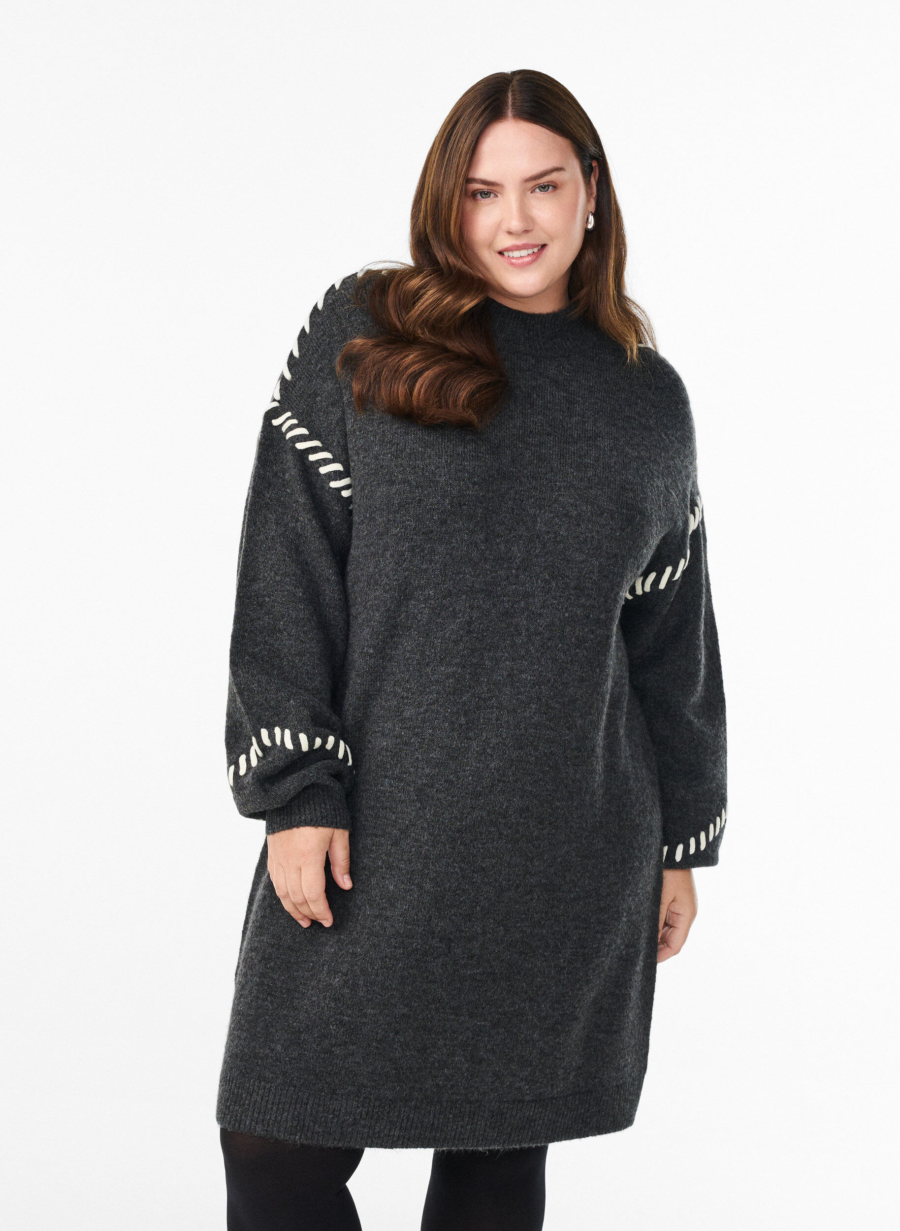 Strikkjole med kontrastsyninger, Gr&aring;, Model