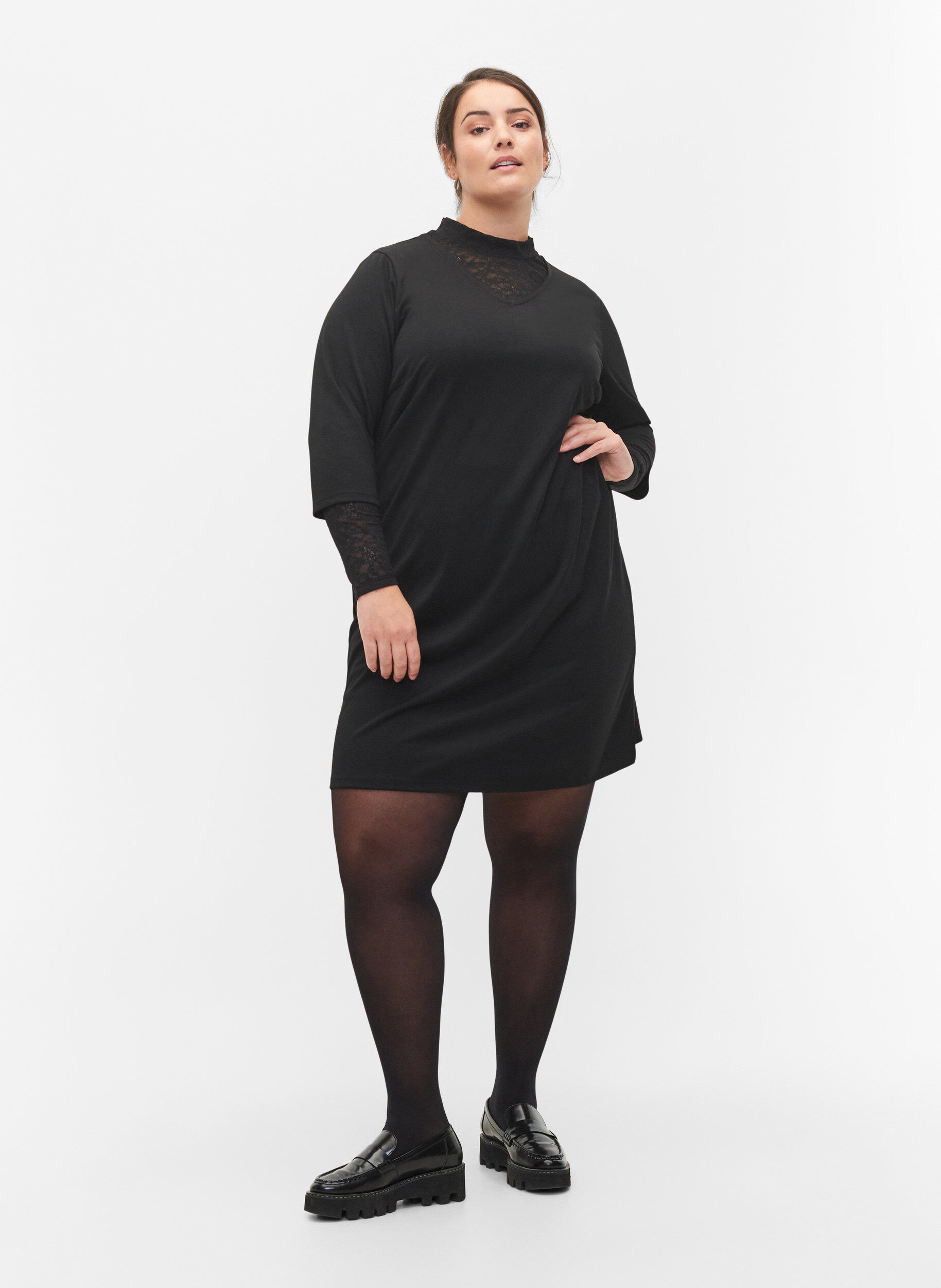 Zizzi Ensfarvet kjole med v-hals og 3/4 &aelig;rmer, Black, Model image number 2