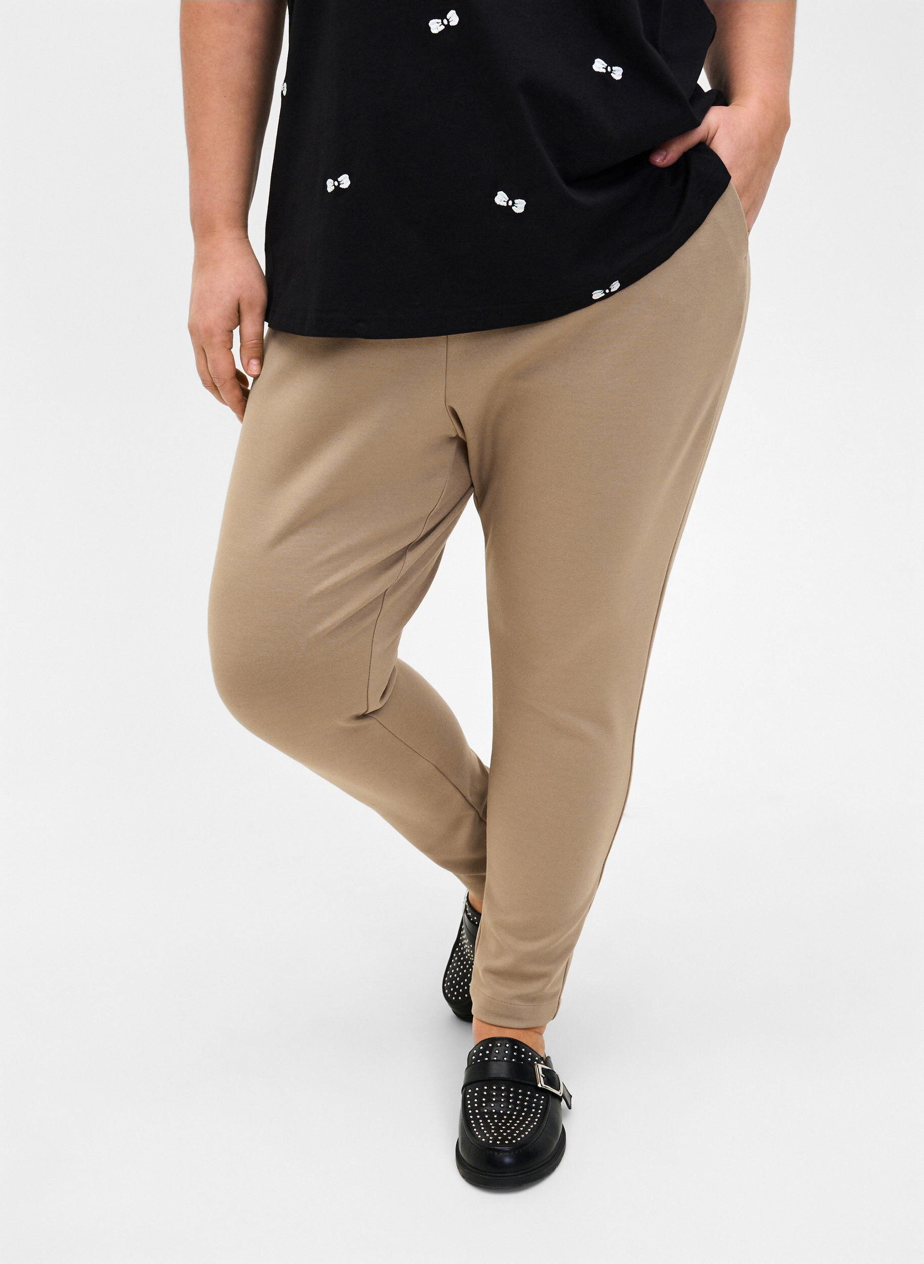 Zizzi Cropped bukser med lommer, Beige, Model image number 2