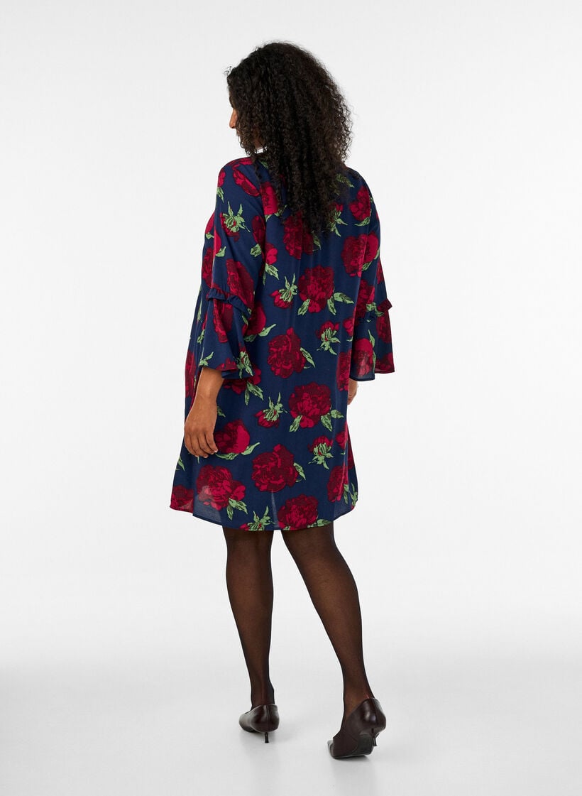 Blomstret kjole i viskose med fl&aelig;ser, Bl&aring;, Model image number 2
