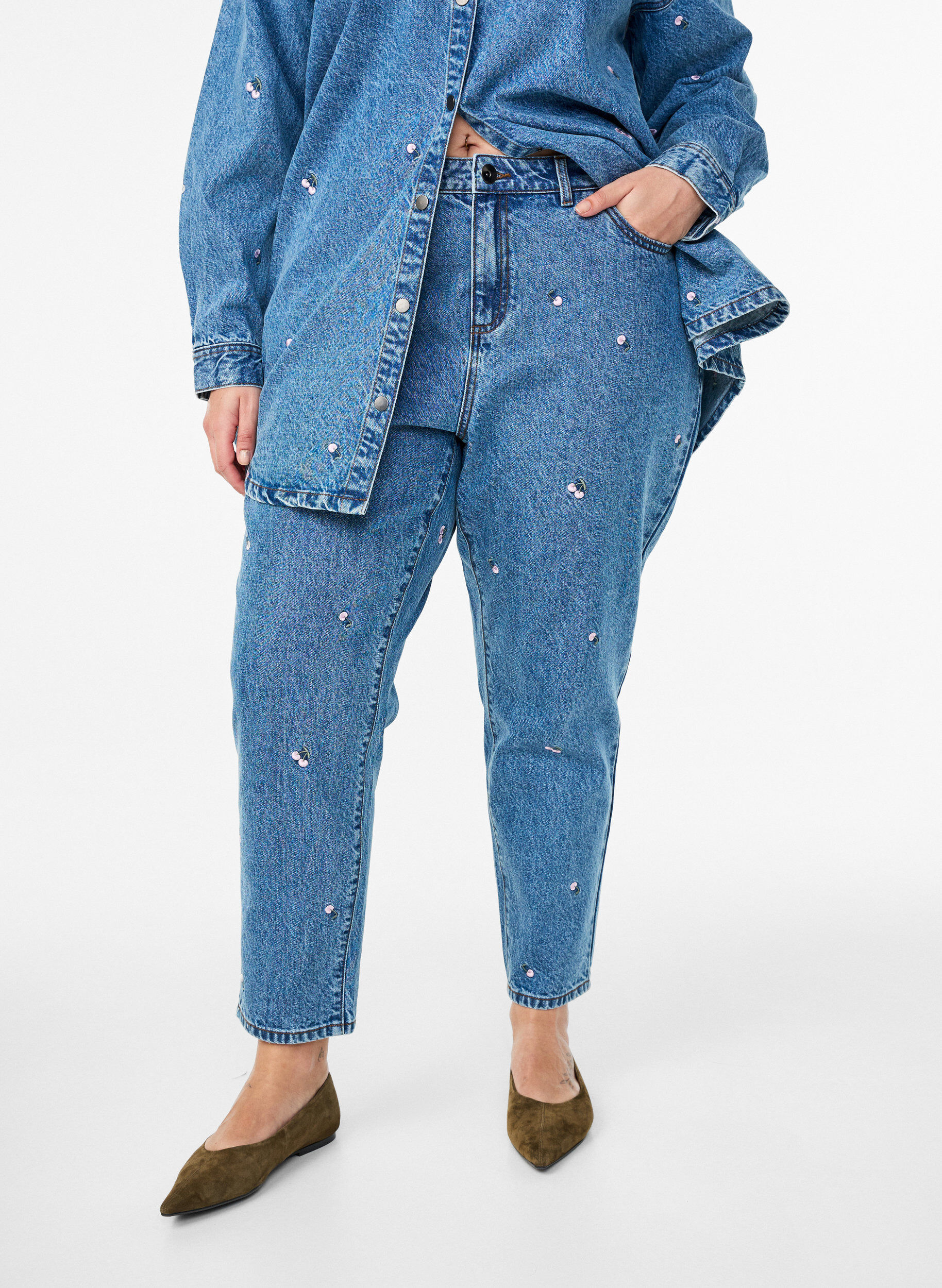 Zizzi Mille mom fit jeans med broderi, Bl&aring;, Model image number 2