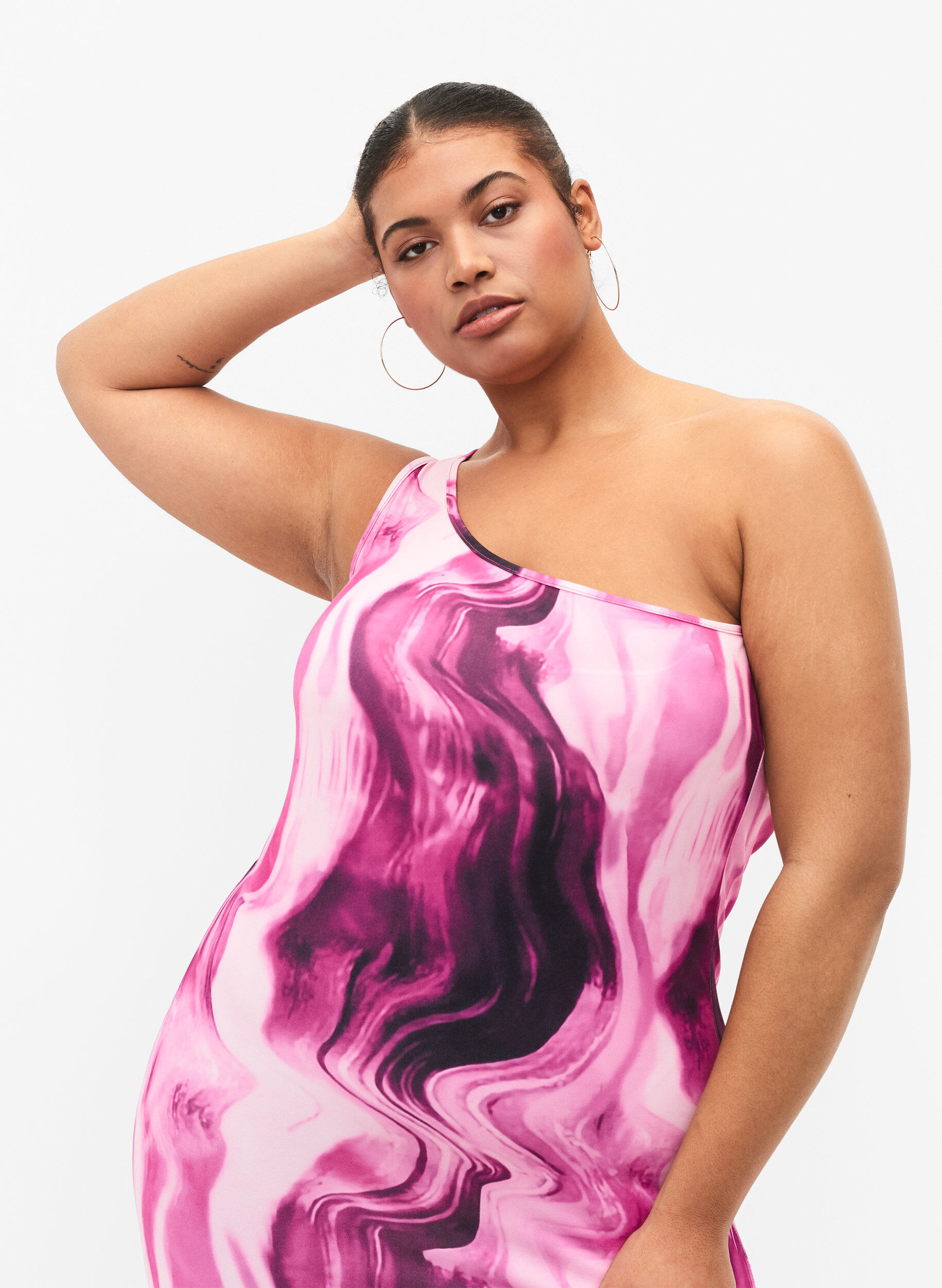 Zizzi T&aelig;tsiddende one-shoulder kjole med print, Raspberry Rose AOP, Model image number 2