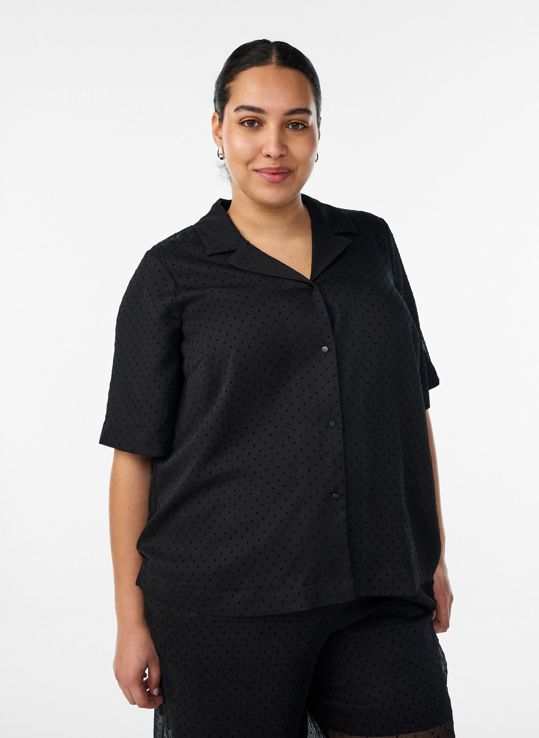 Skjortebluse med prikker og reverskrave, Sort, Model