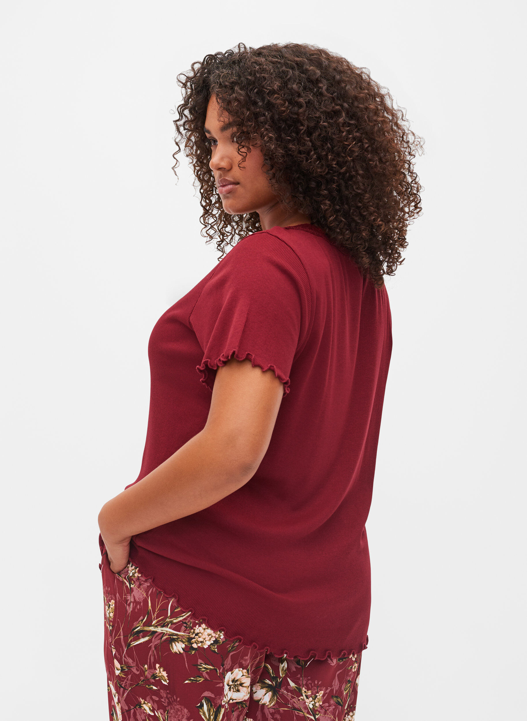 Zizzi Kort&aelig;rmet natbluse med blondekant, Cabernet, Model image number 1