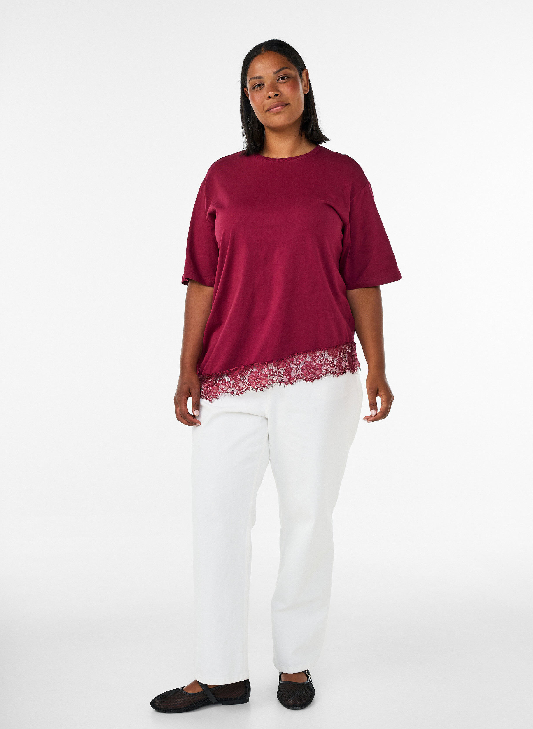 ZizziT-shirt med asymmetrisk blondekant, R&oslash;d, Model image number 1
