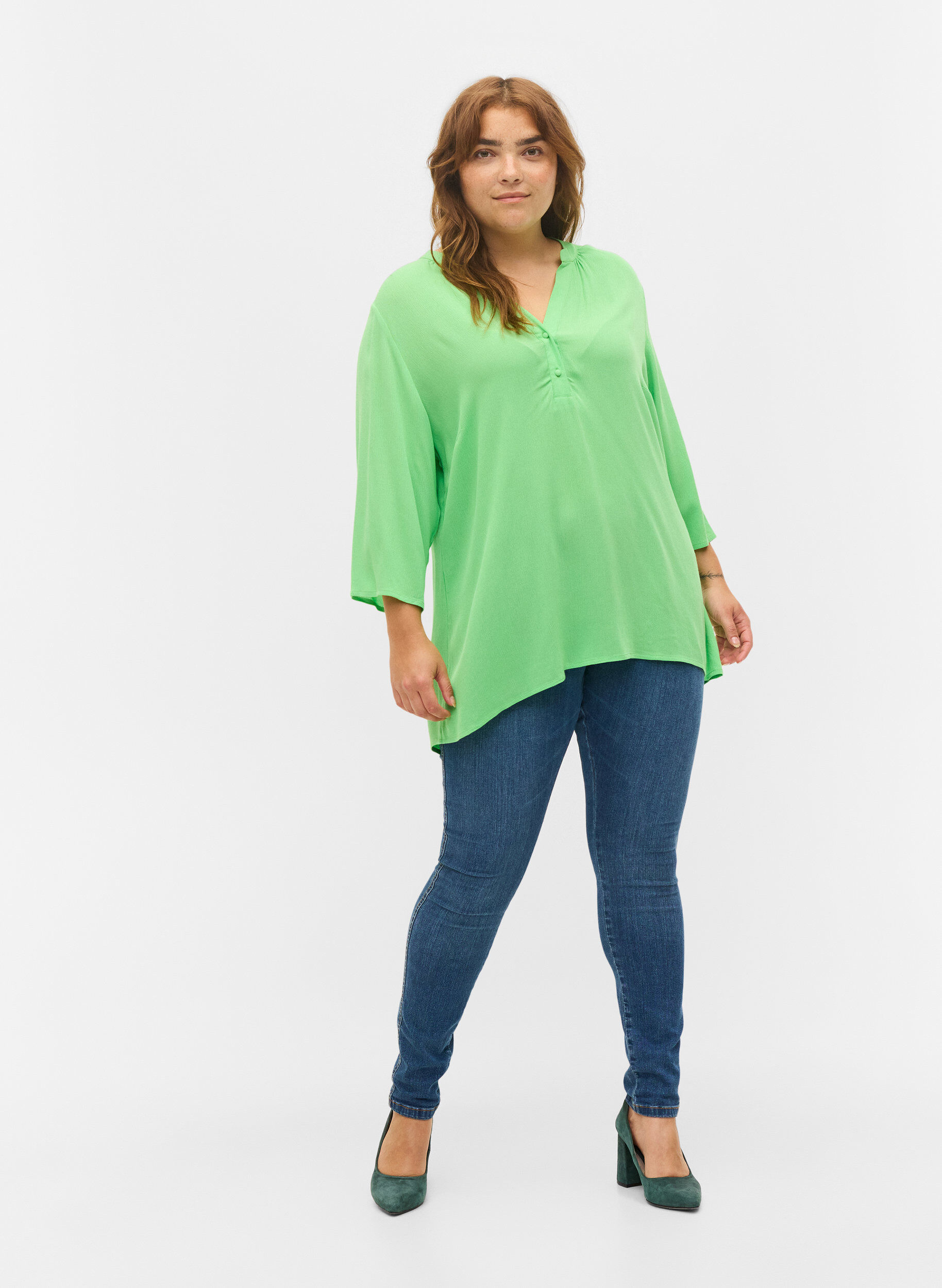 Zizzi Viskose bluse med 3/4 &aelig;rmer og v-udsk&aelig;ring, Summer Green, Model image number 2