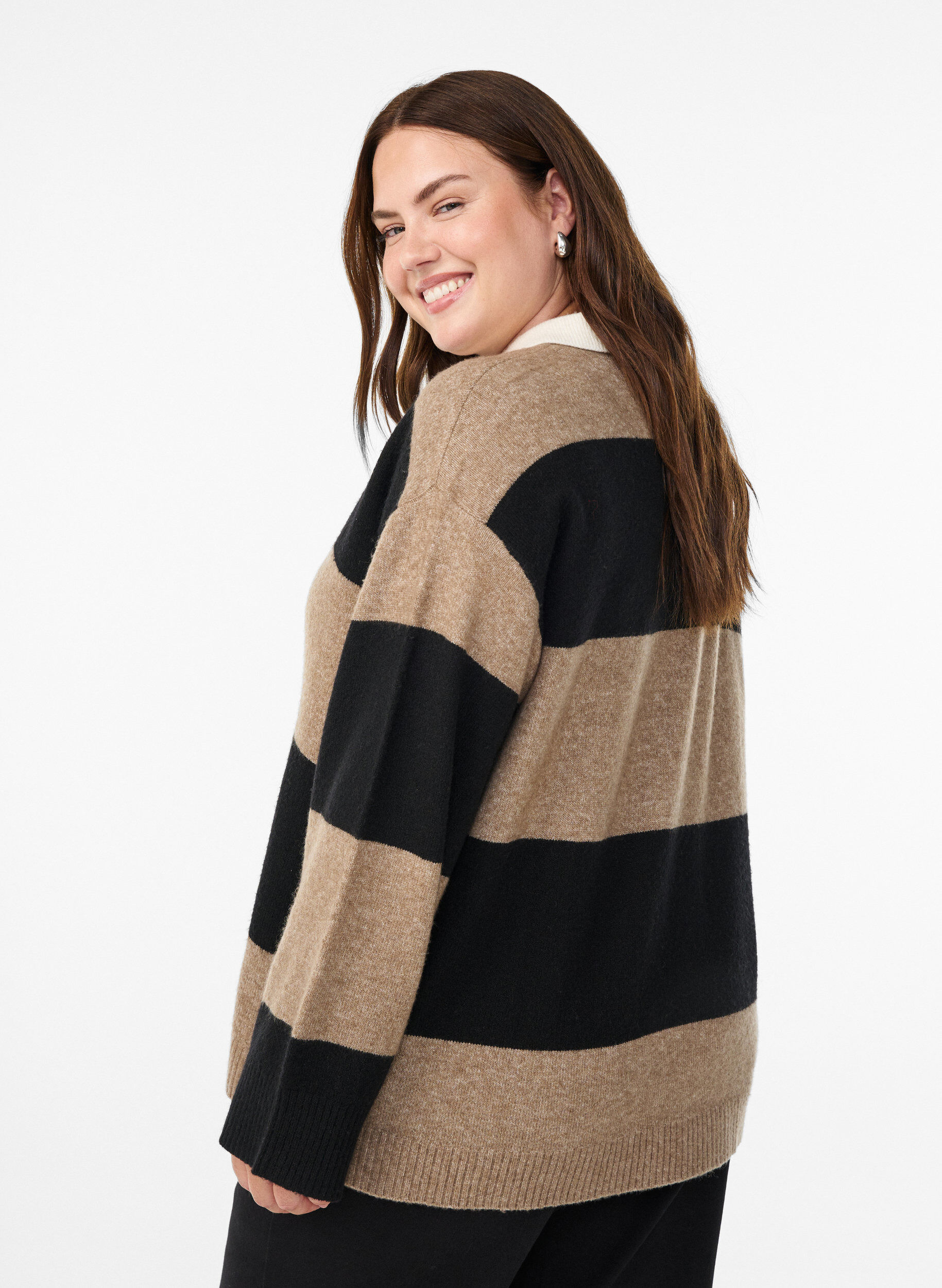 Zizzi Strikbluse med krave og V-udsk&aelig;ring, Sort, Model image number 2