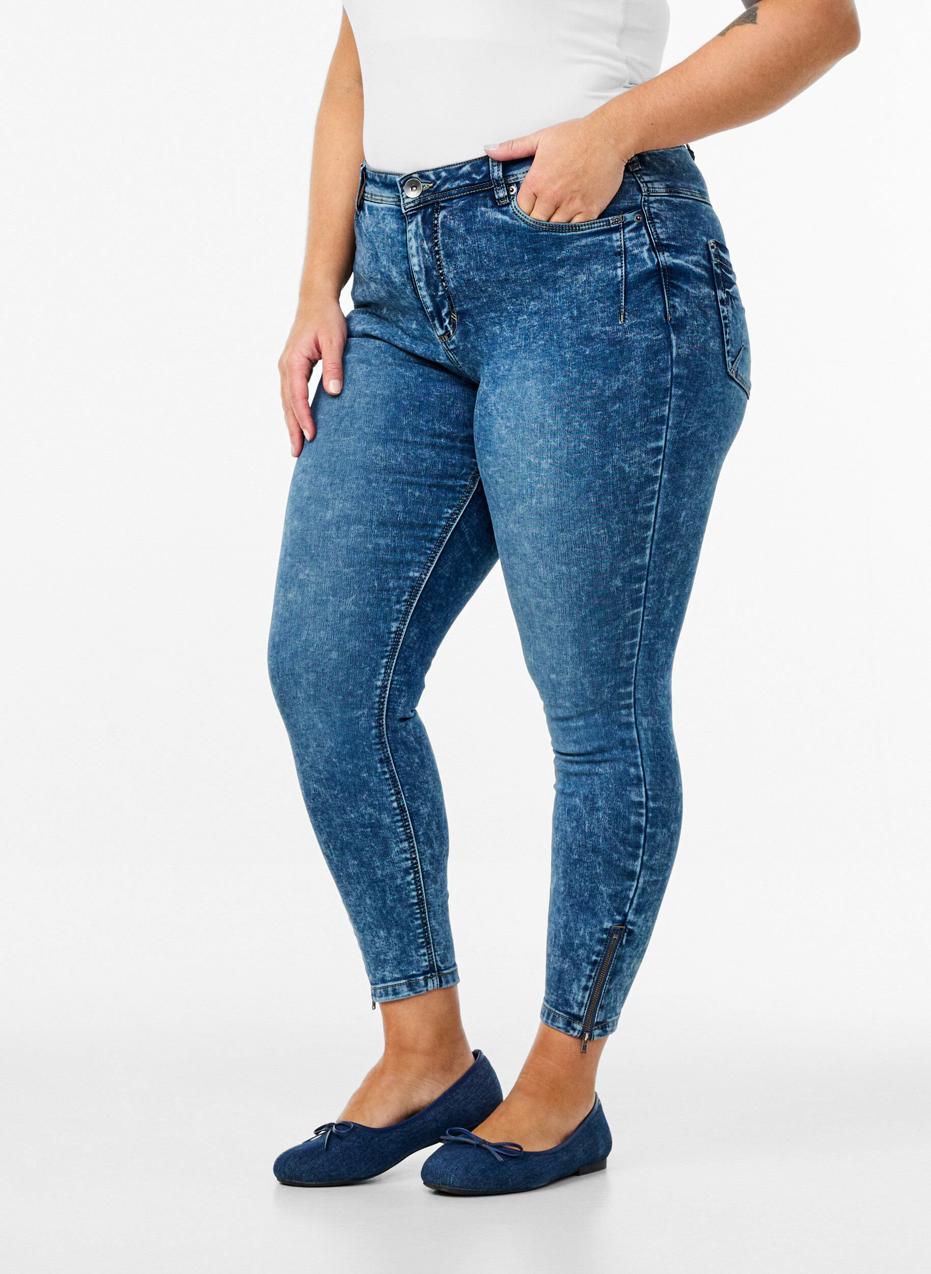 Zizzi Cropped Amy jeans med lynl&aring;sdetalje, Bl&aring;, Model image number 3