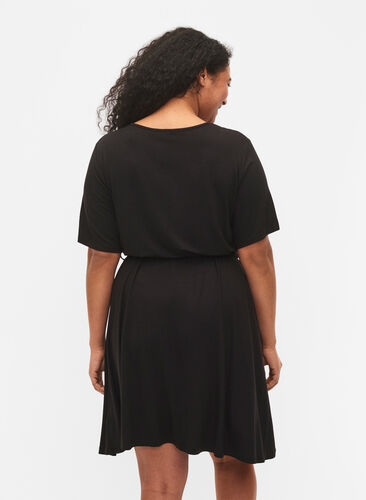Wrap kjole i viskose med korte ærmer, Black, Model image number 1