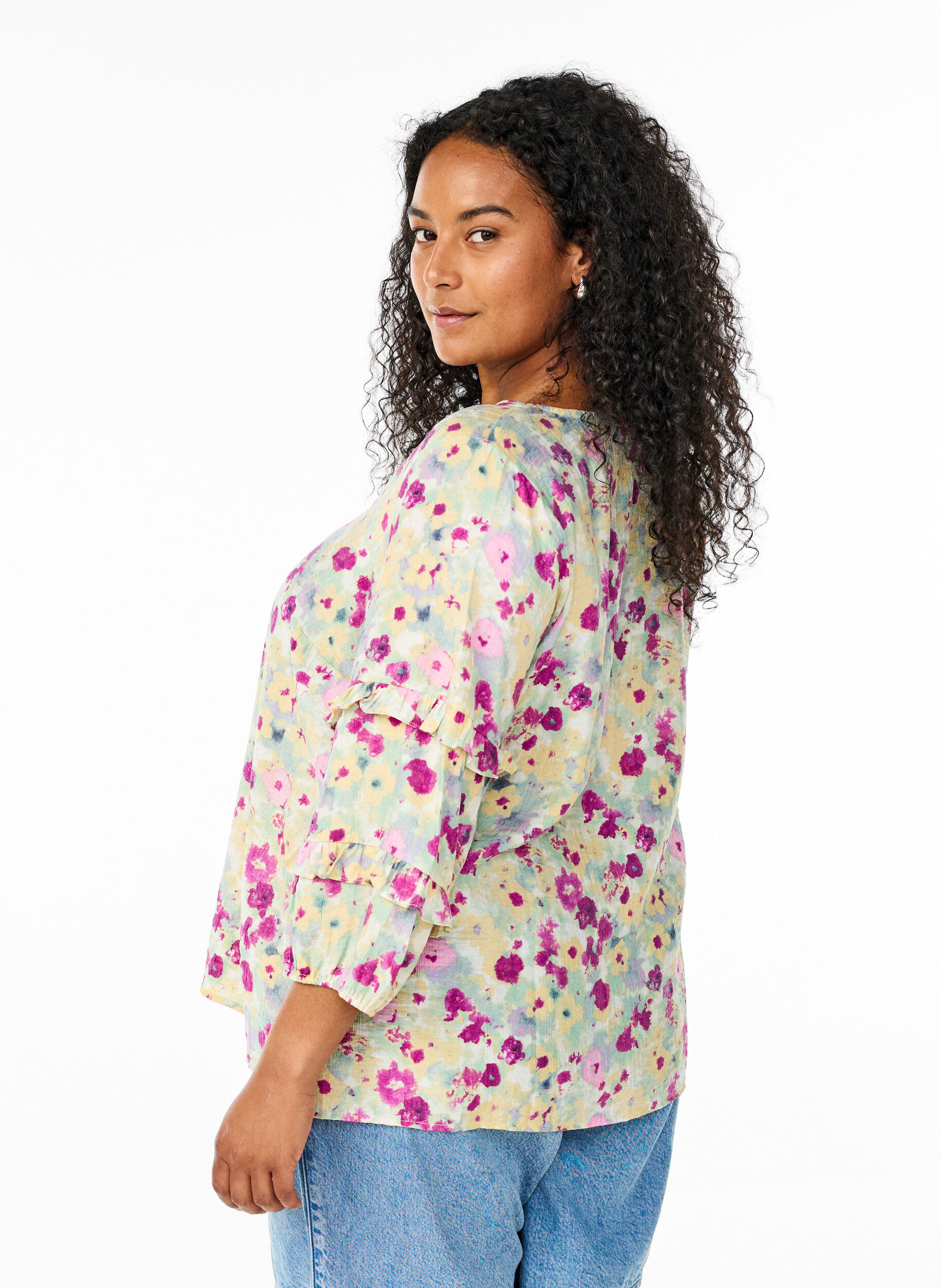 Zizzi Bluse med fl&aelig;sedetaljer og blomsterprint, Vanilla, Model image number 2