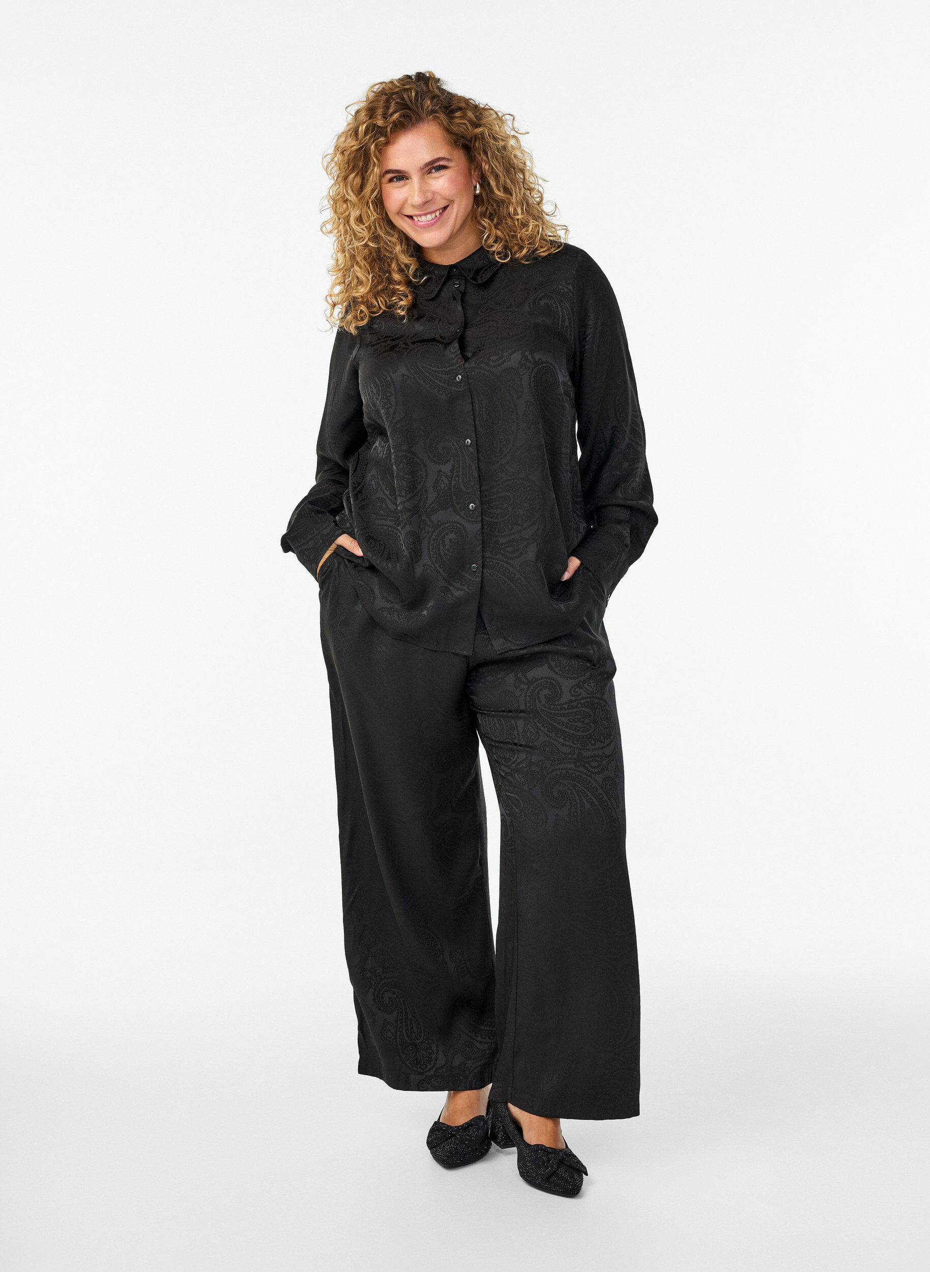 Zizzi Skjorte med tone-i-tone paisleym&oslash;nster, Sort, Model image number 1